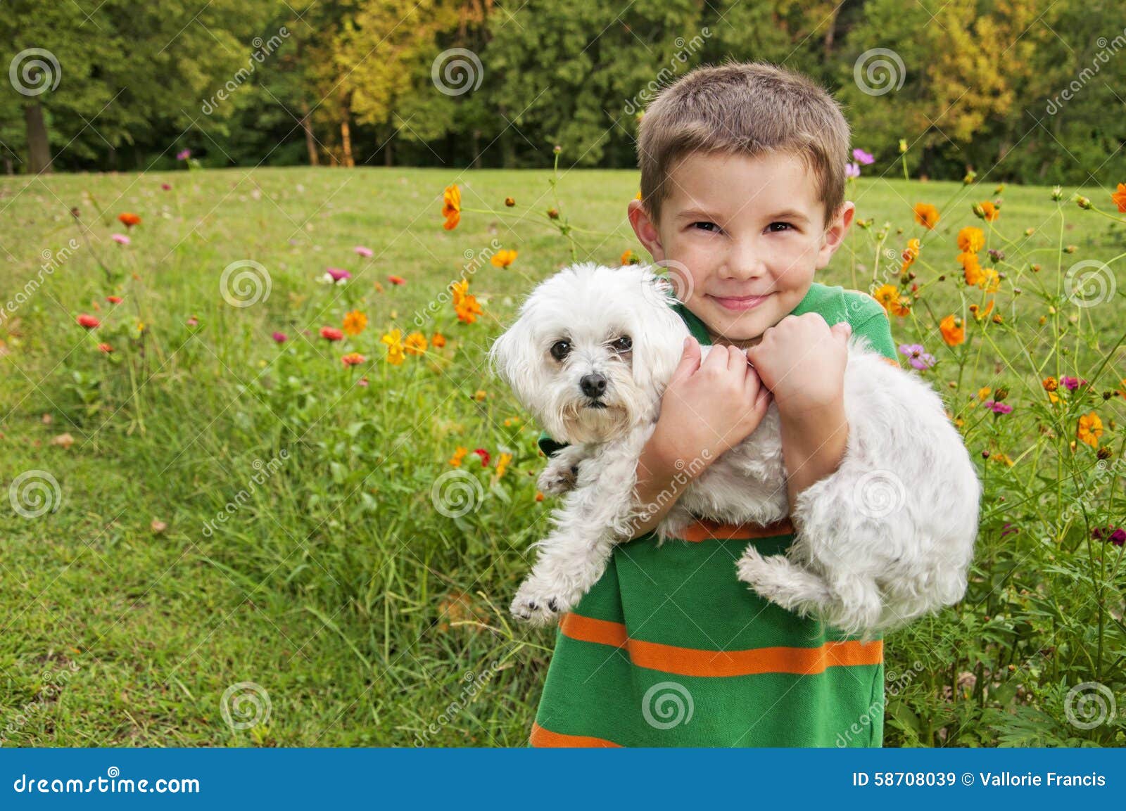 Мальчик держит собаку