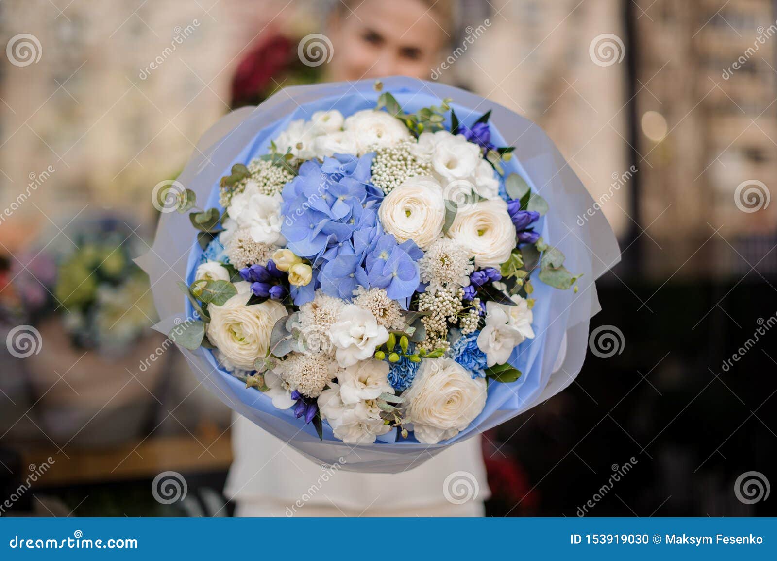 拿着白色牡丹玫瑰的花束女孩和蓝色八仙花属和风信花库存照片 图片包括有本质 叶子 女孩 牡丹