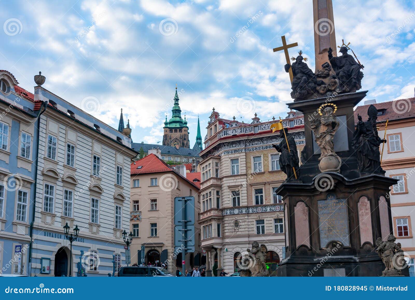 捷克共和国布拉格 19年5月 背景中圣维图斯大教堂的鼠疫柱库存图片 图片包括有19年5月 背景中圣维图斯大教堂的鼠疫柱 捷克共和国布拉格