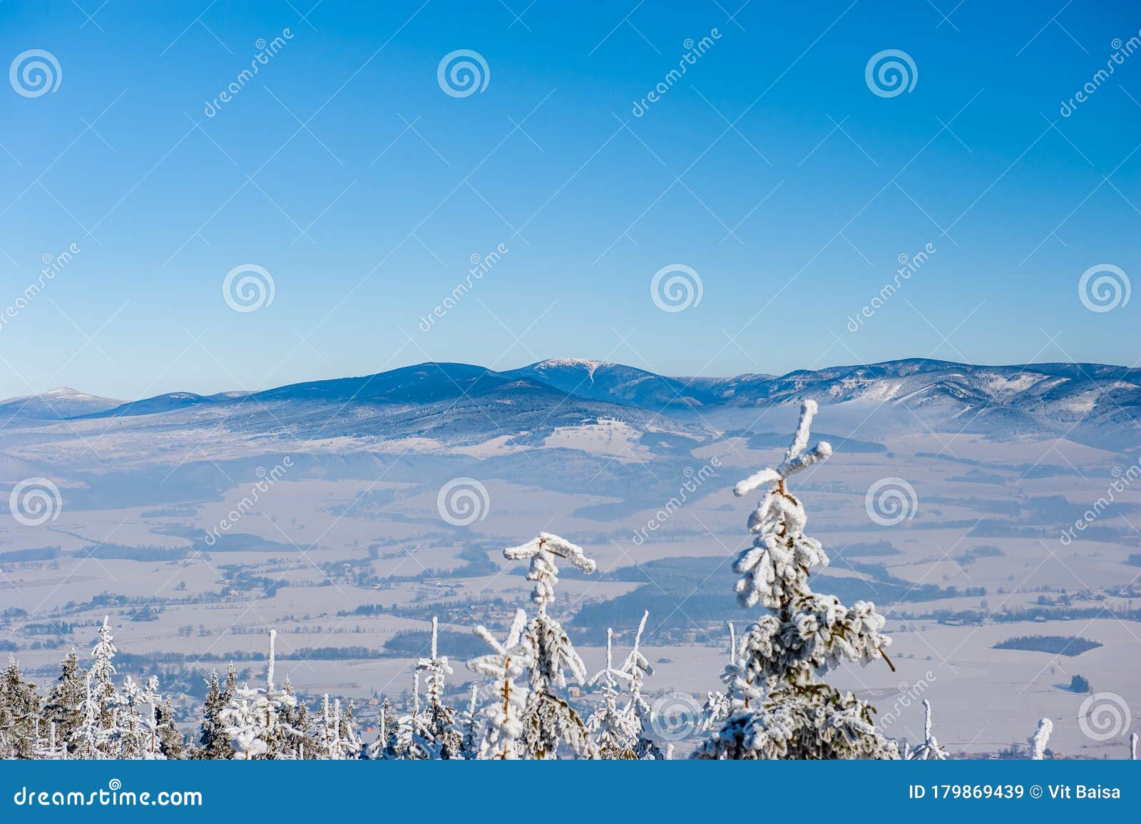 捷克雪山的冬季景观 日出的光 有树的捷克山 奥利克山 捷克共和国美丽的冬季风景库存图片 图片包括有美丽的冬季风景 捷克雪山的冬季景观 日出的光 有树的捷克山 奥利克山 捷克共和国