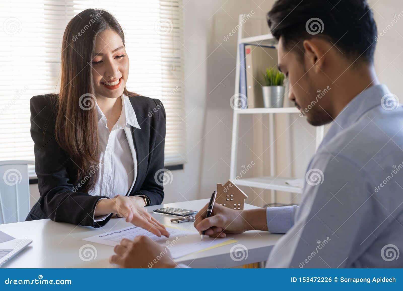 推销员让男性顾客签销售合约 亚裔妇女 并且人在办公室做生意 事务库存照片 图片包括有