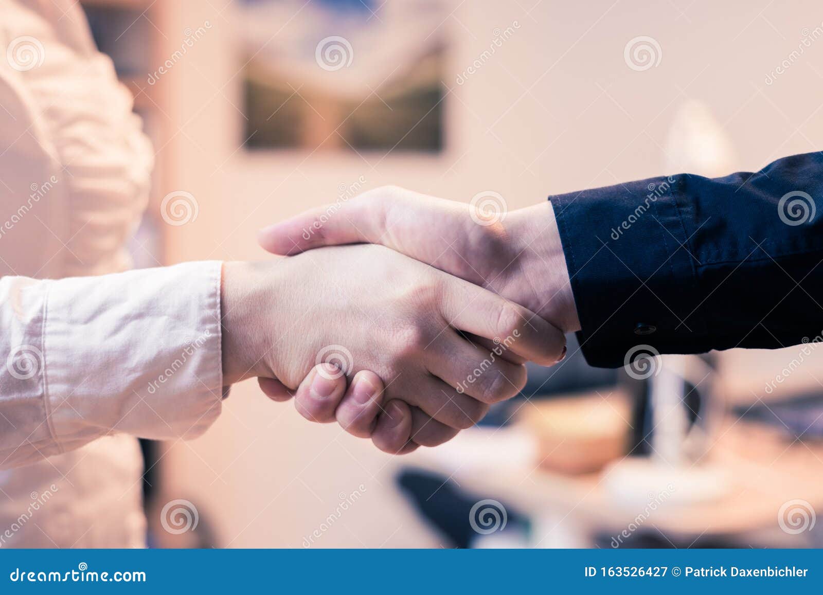 握手 团队合作的理念 办公室里男女握手的特写库存图片 图片包括有正式 问候 营销 协作 概念