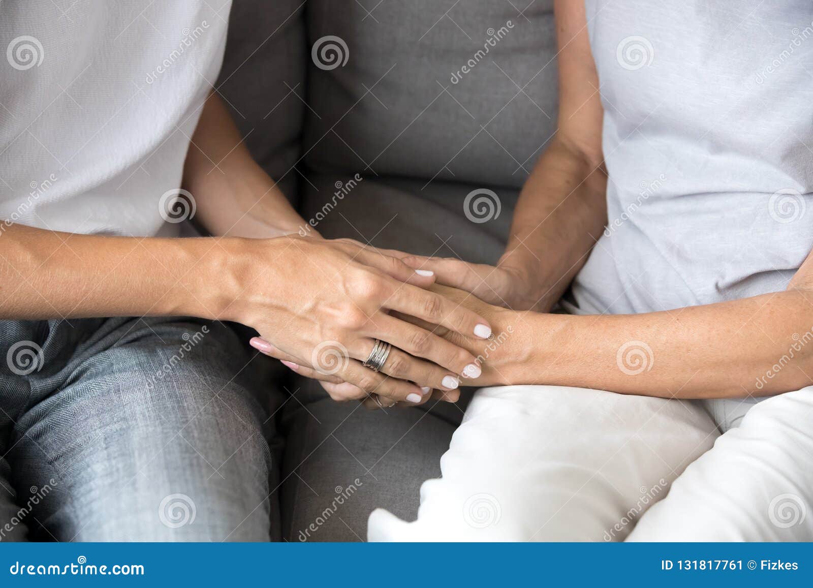 握老女性手的年轻女人特写镜头提供支持库存图片 图片包括有 握老女性手的年轻女人特写镜头提供支持库存图片 图片包括有