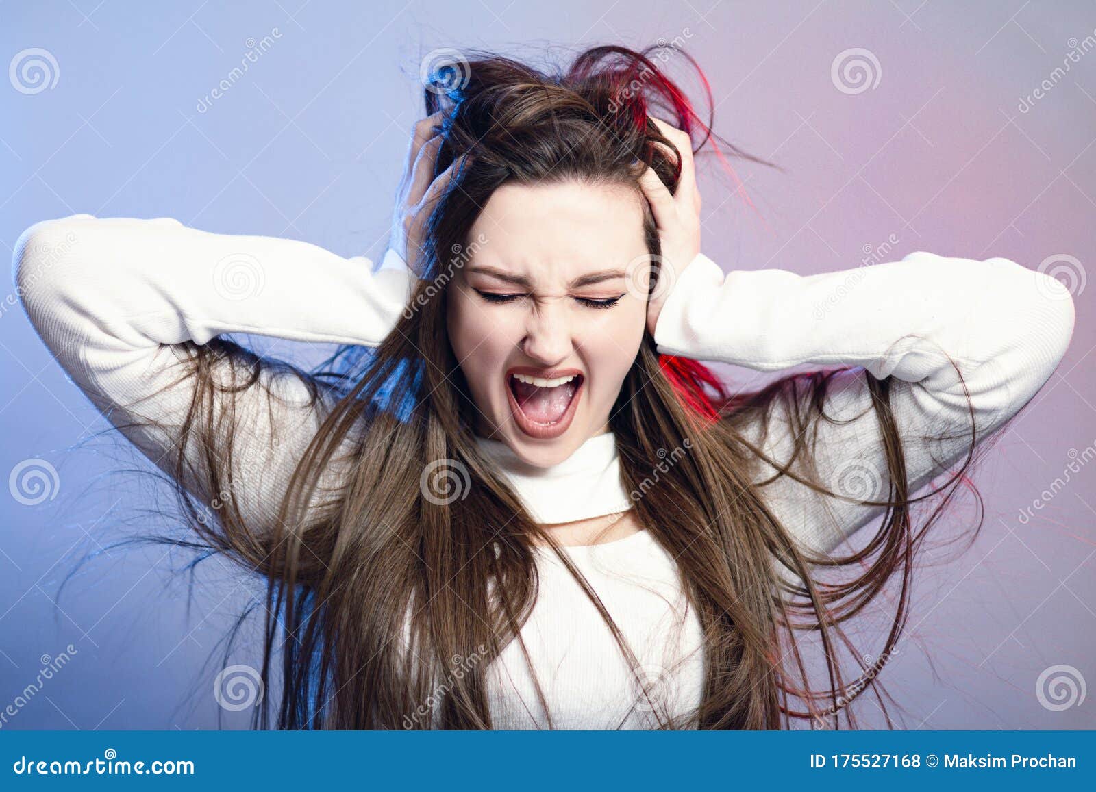 摄影棚背景上 一个头发长的美丽惊艳女孩的画像 一个年轻女子张开嘴 用手抓住头库存照片 图片包括有夫人 紧张