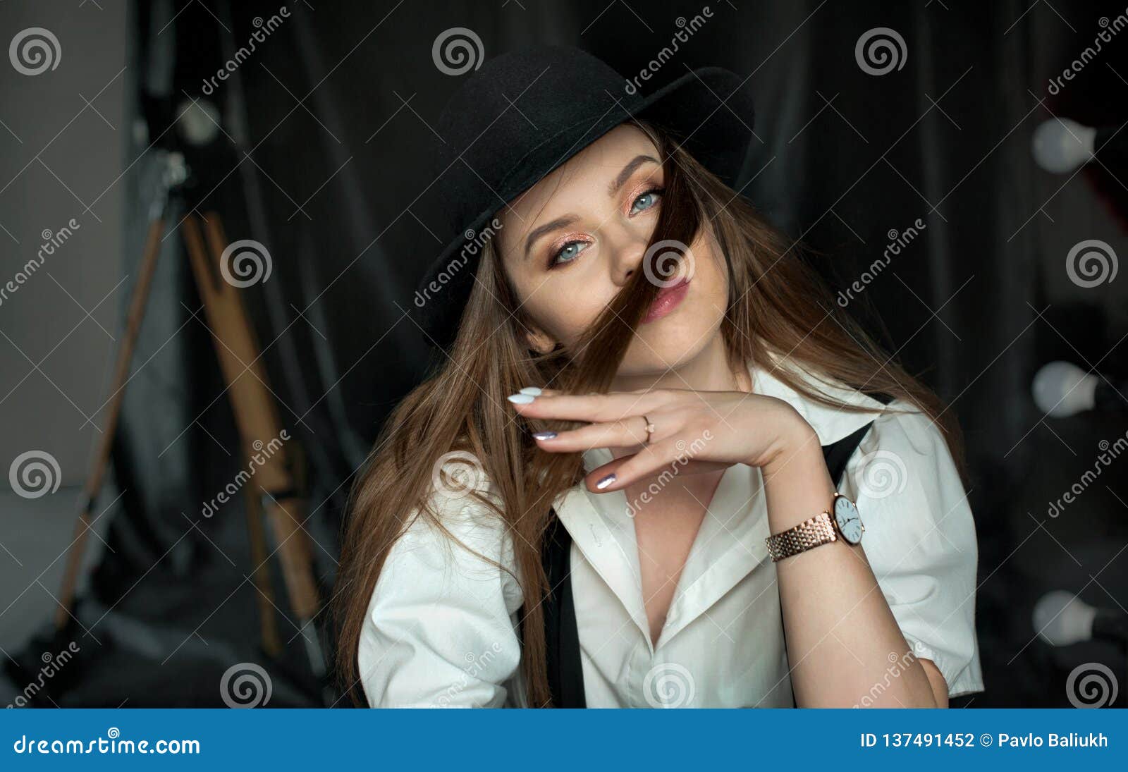 摆在一个人的帽子的少女在演播室查理 卓别林有悬挂装置的样式衣物库存照片 图片包括有白种人 设计 摆在一个人的帽子的少女在演播室查理 卓别林有悬挂装置的样式衣物库存照片 图片包括有白种人 设计