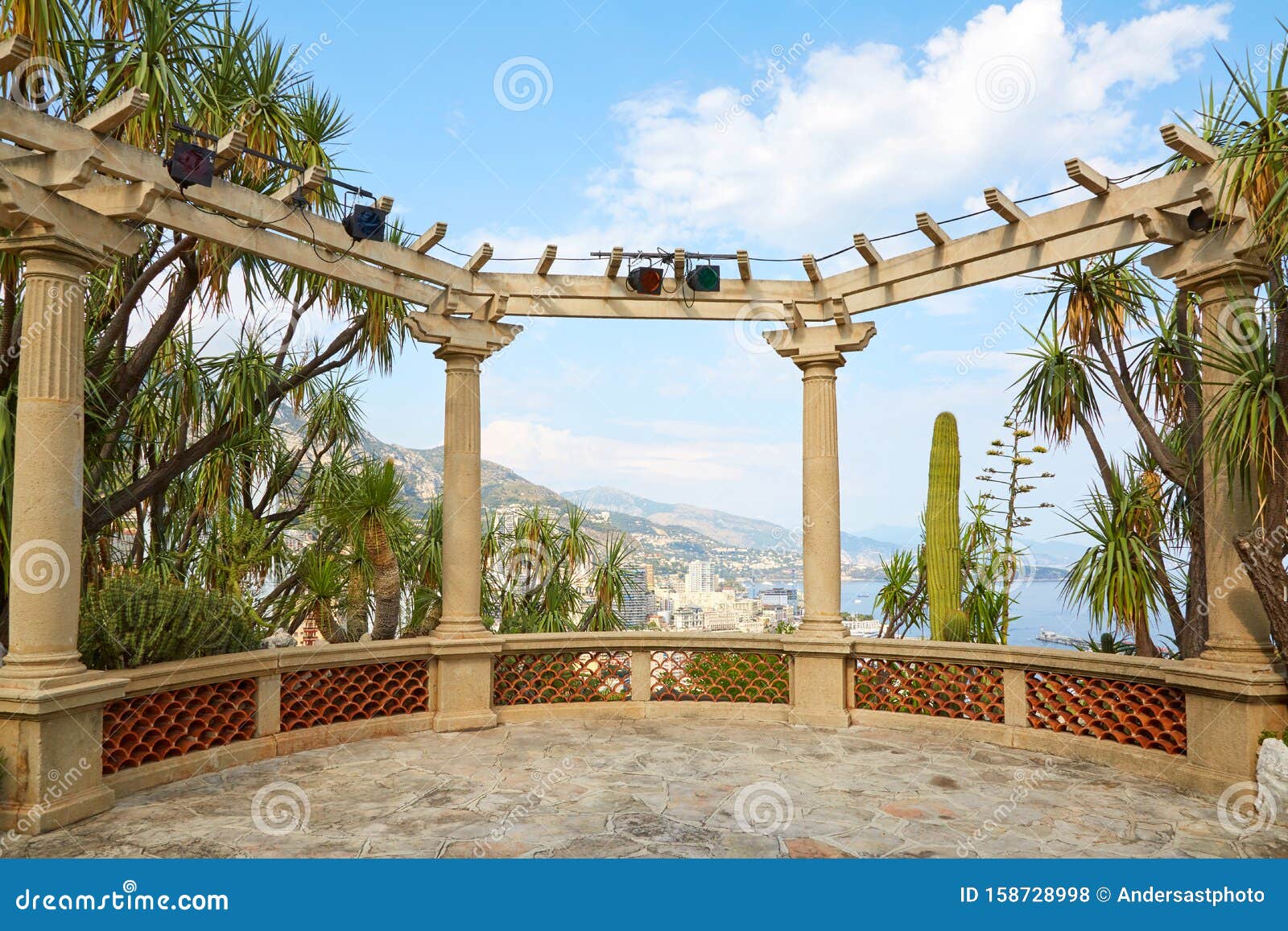 摩纳哥蒙特卡洛 16年8月日 Monte Carlo酒店的异国情调花园 夏季海景和城市景观的植物园露台编辑类库存照片 图片包括有