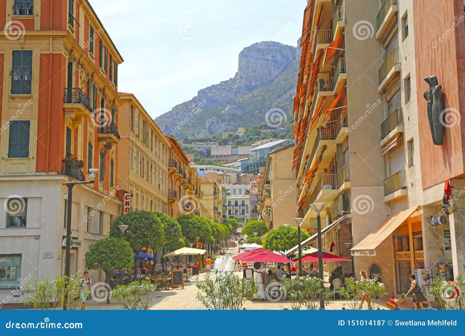 摩纳哥 摩纳哥 14年6月13日 街道和cafe在镇图库摄影片 图片包括有旅游业 夏天 摩纳哥 摩纳哥 14年6月13日 街道和cafe在镇图库摄影片 图片包括有旅游业 夏天