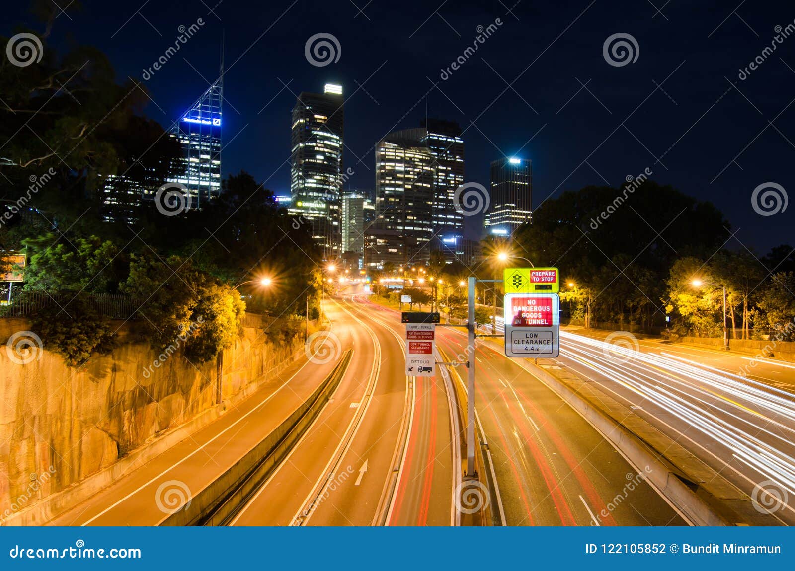 收费公路夜摄影有都市风景的在背景库存照片 图片包括有