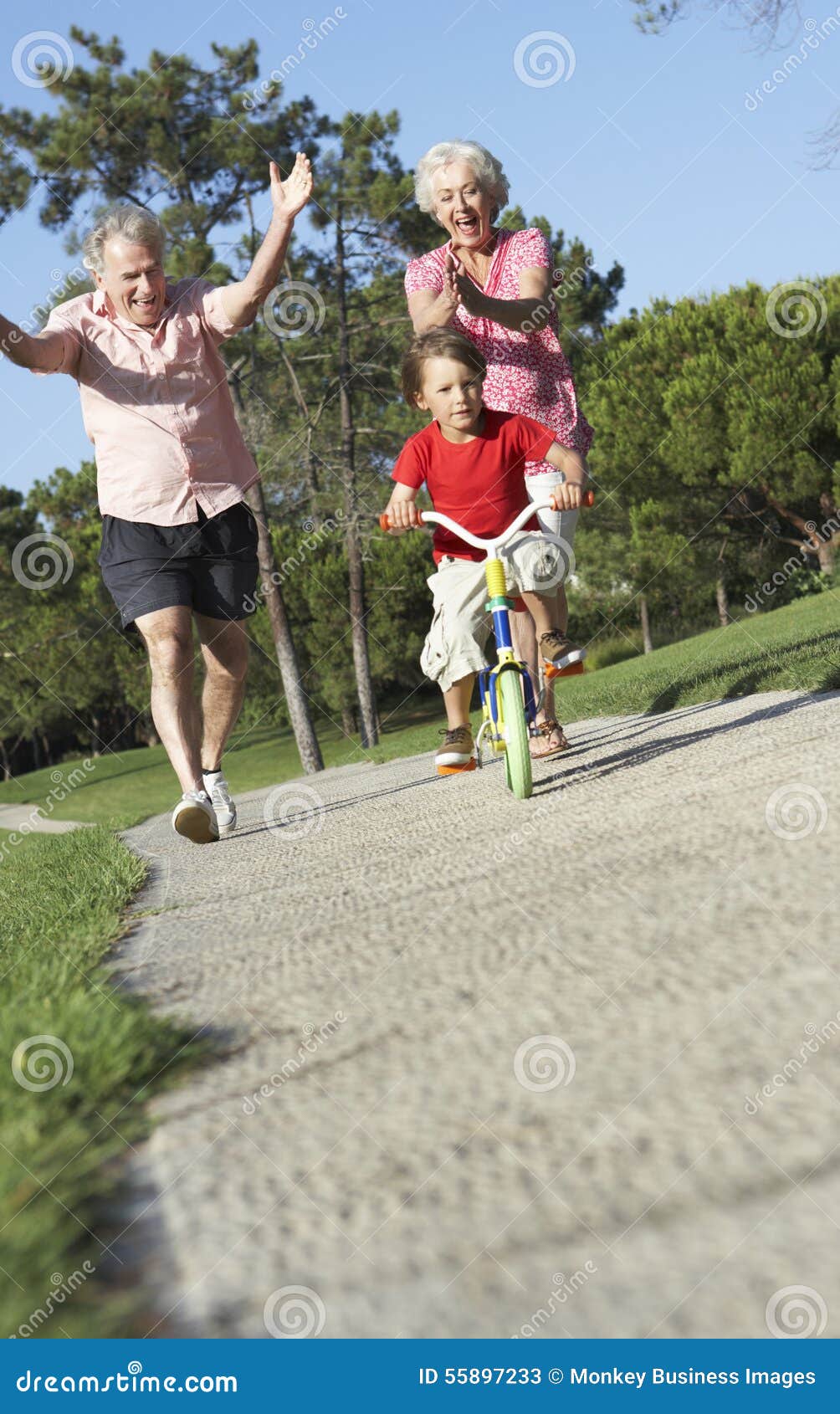 Внучка ехала. Спортивная бабушка и внук. Спортивная бабушка и внуки. Бабушка с внуком на велосипеде. Спортивная бабушка с внуками.