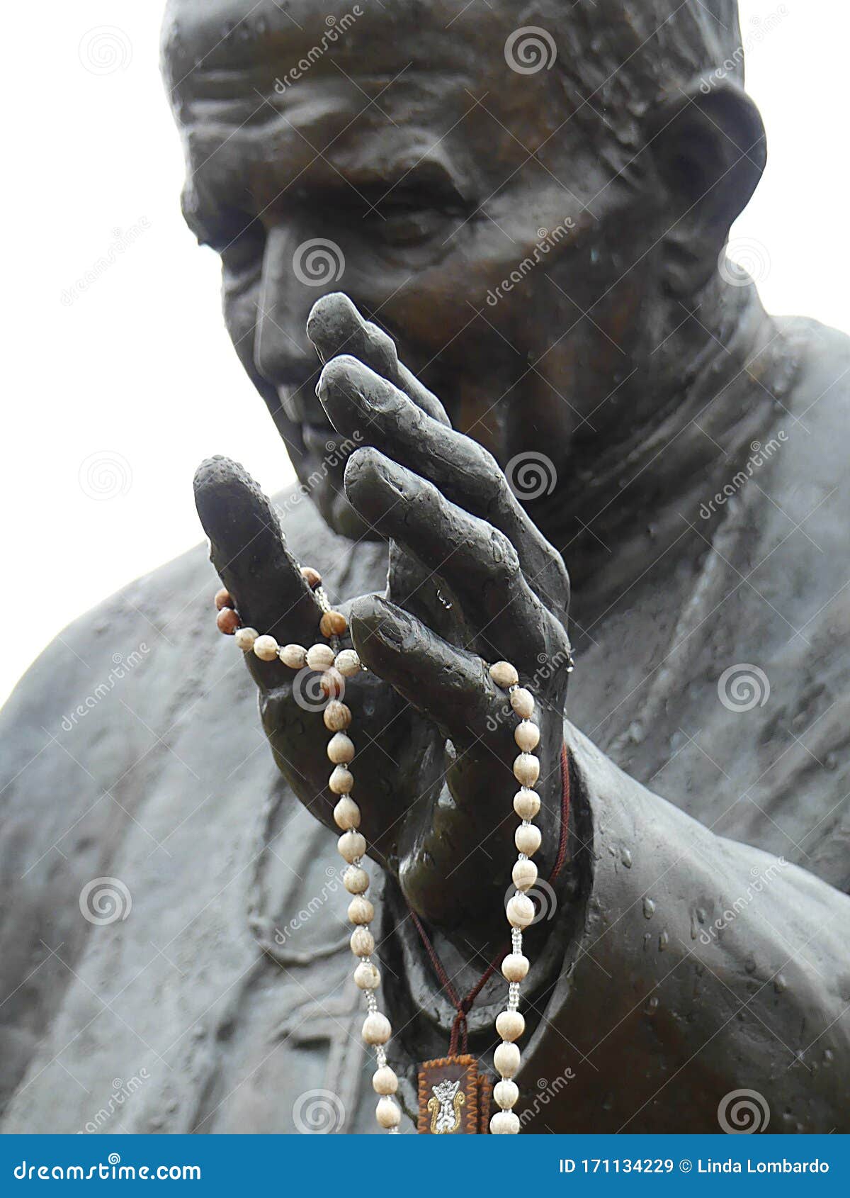 教宗约翰保罗二世手持木珠玫瑰花举起的黑色金属雕像编辑类库存图片 图片包括有