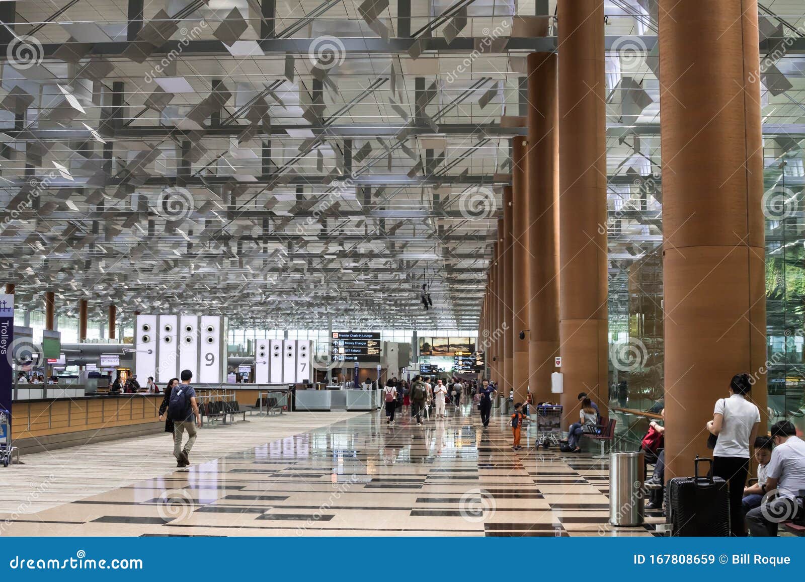 新加坡 新加坡 19年12月28日 新加坡樟宜机场3号候机楼离港大厅 办理入港手续编辑类库存图片 图片包括有乘客 旅行家