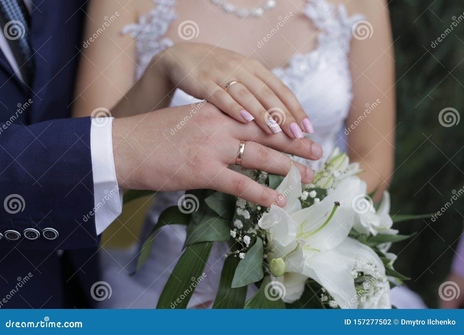 新婚夫妇在一束白百合花上展示手上的结婚戒指库存照片 图片包括有新婚夫妇在一束白百合花上展示手上的结婚戒指