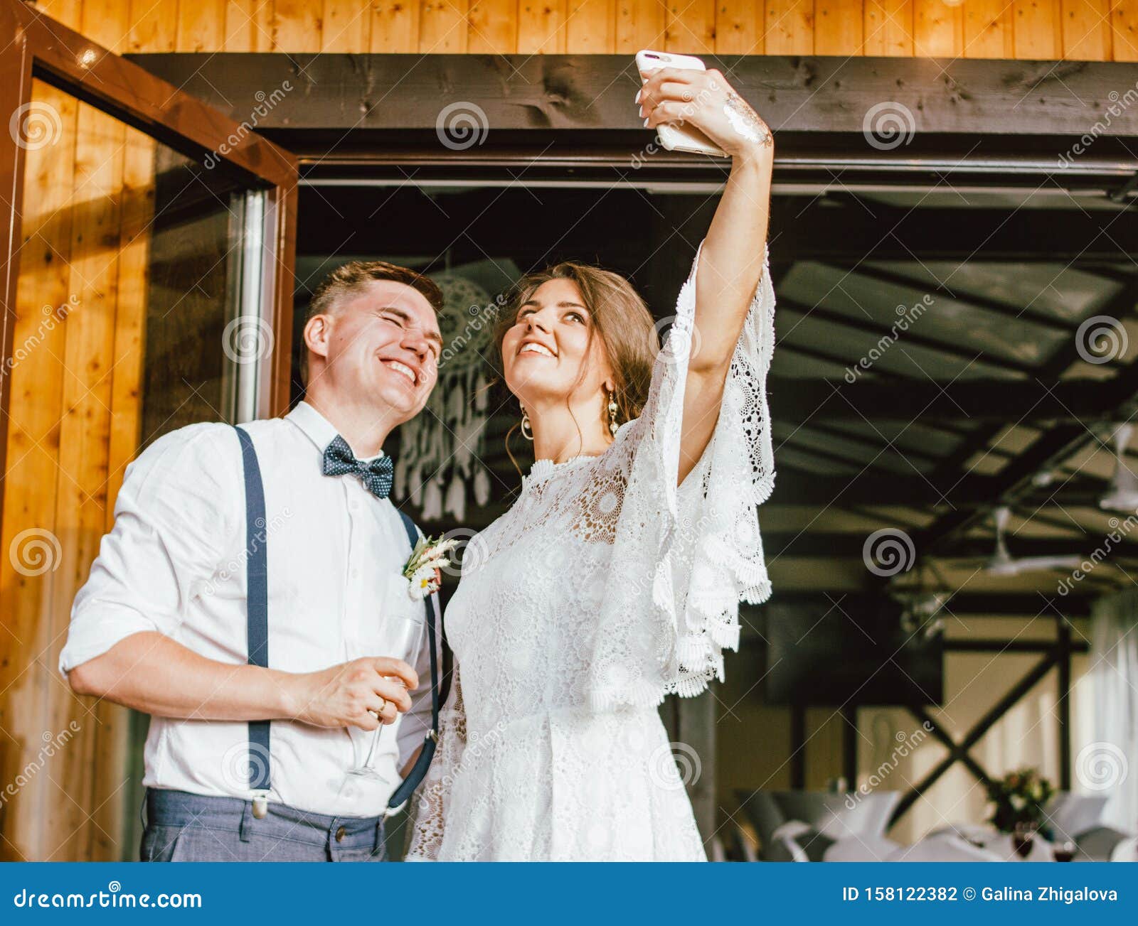 新婚夫妇自拍快乐 黑发新娘新郎与新郎微笑 户外特写库存照片 图片包括有 新婚夫妇自拍快乐 黑发新娘新郎与新郎微笑 户外特写库存照片 图片包括有