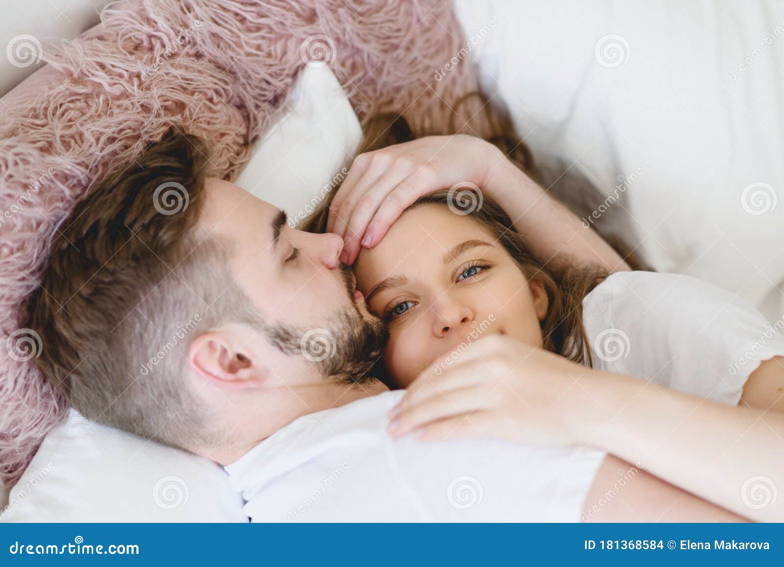 新婚夫妇躺在床上库存照片 图片包括有新婚夫妇躺在床上