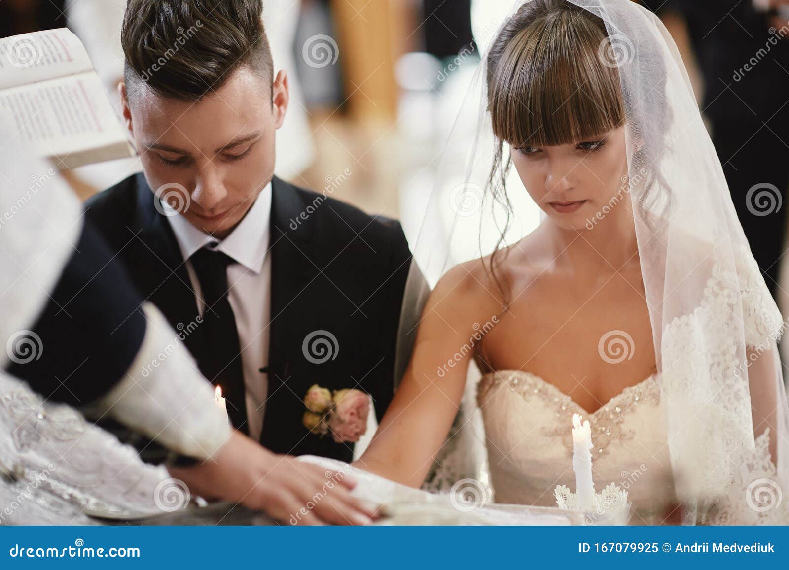 新婚夫妇 在教堂的婚礼上快乐选择性聚焦库存图片 图片包括有男性 新郎 高雅 生活 女性 新婚夫妇 在教堂的婚礼上快乐选择性聚焦库存图片 图片包括有男性 新郎 高雅 生活 女性