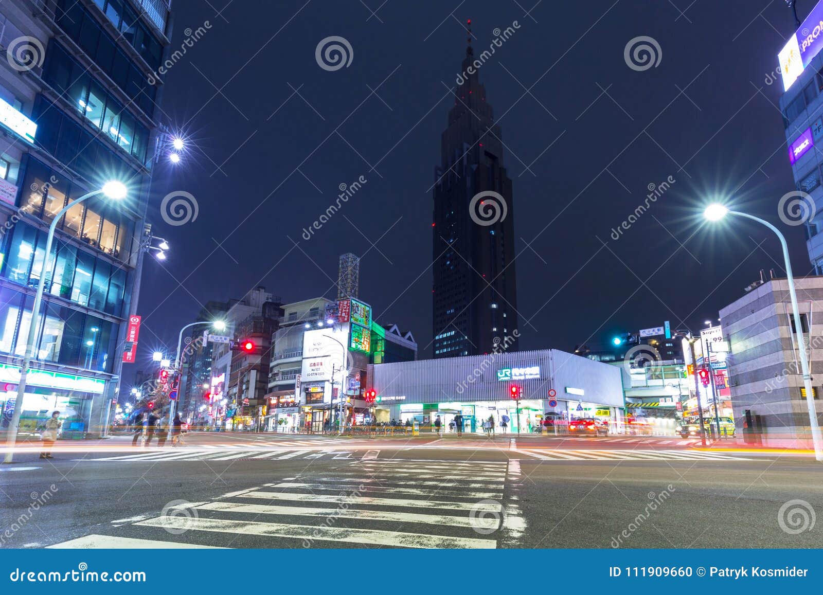 新宿区都市风景有红绿灯的在东京街道上编辑类图片 图片包括有地区 黄昏 街市 大城市 夜生活