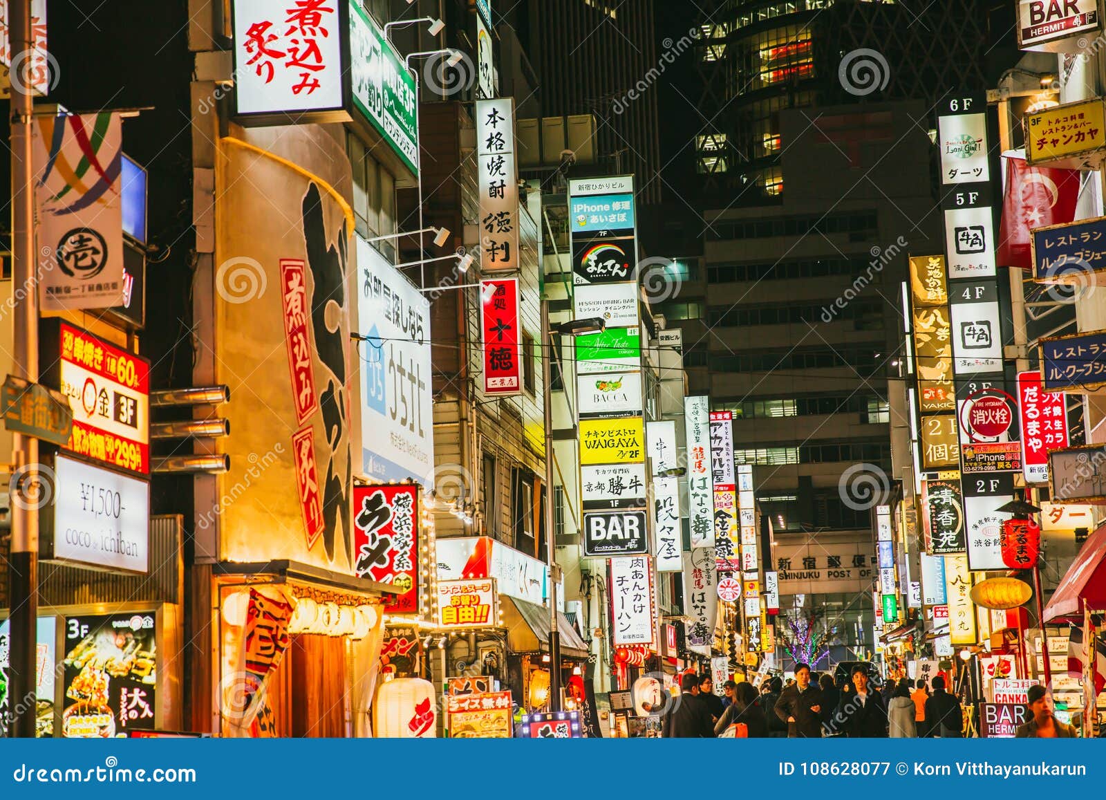 新宿夜五颜六色的广告牌购物街道图库摄影片 图片包括有