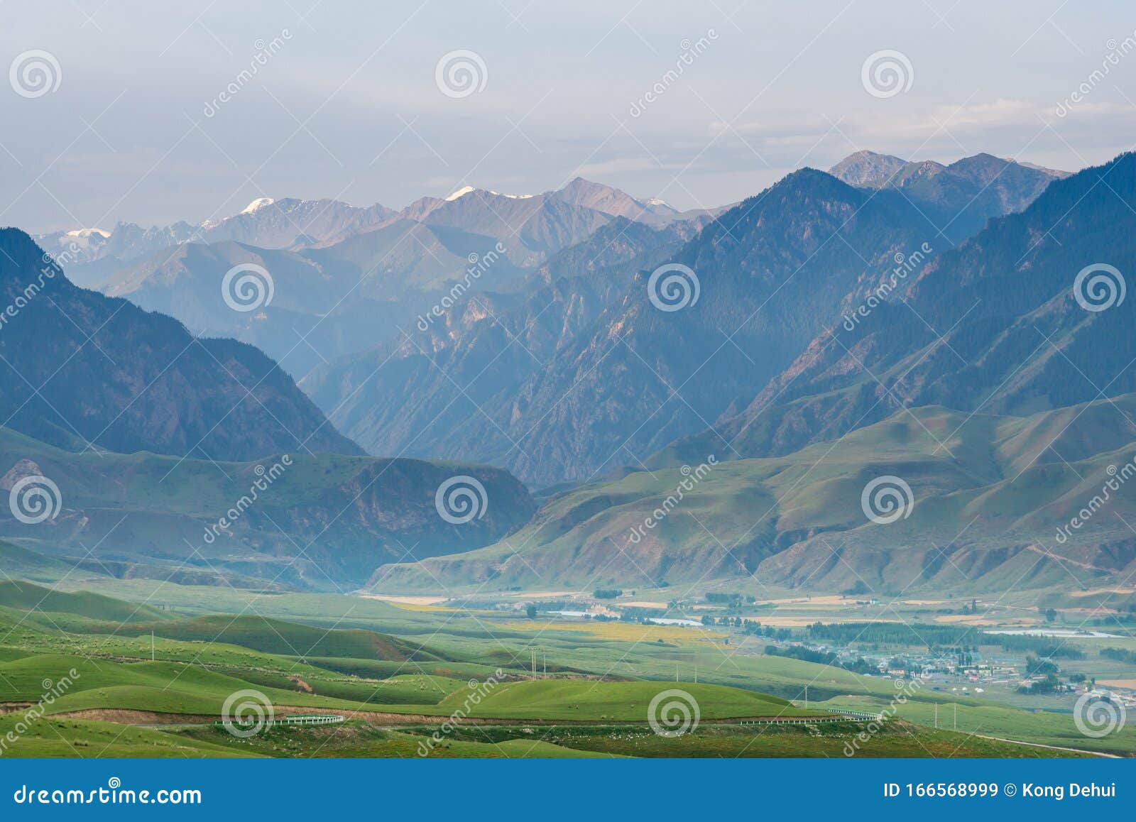 新疆天山山脉山谷大景库存图片 图片包括有风景 字段 蓝色 中国 冒险家 牧场地 本质 新疆天山山脉山谷大景库存图片 图片包括有风景 字段 蓝色 中国 冒险家 牧场地 本质