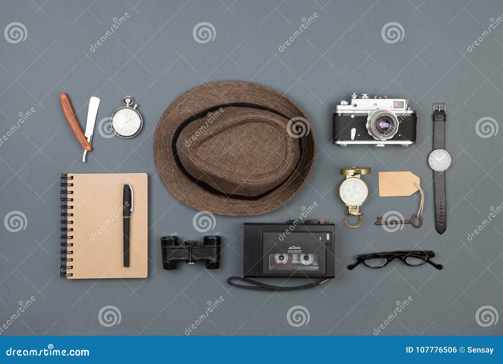 新闻工作者或私家侦探工作场所 照相机 帽子 记录器和其他材料库存照片 图片包括有编写的 反气旋