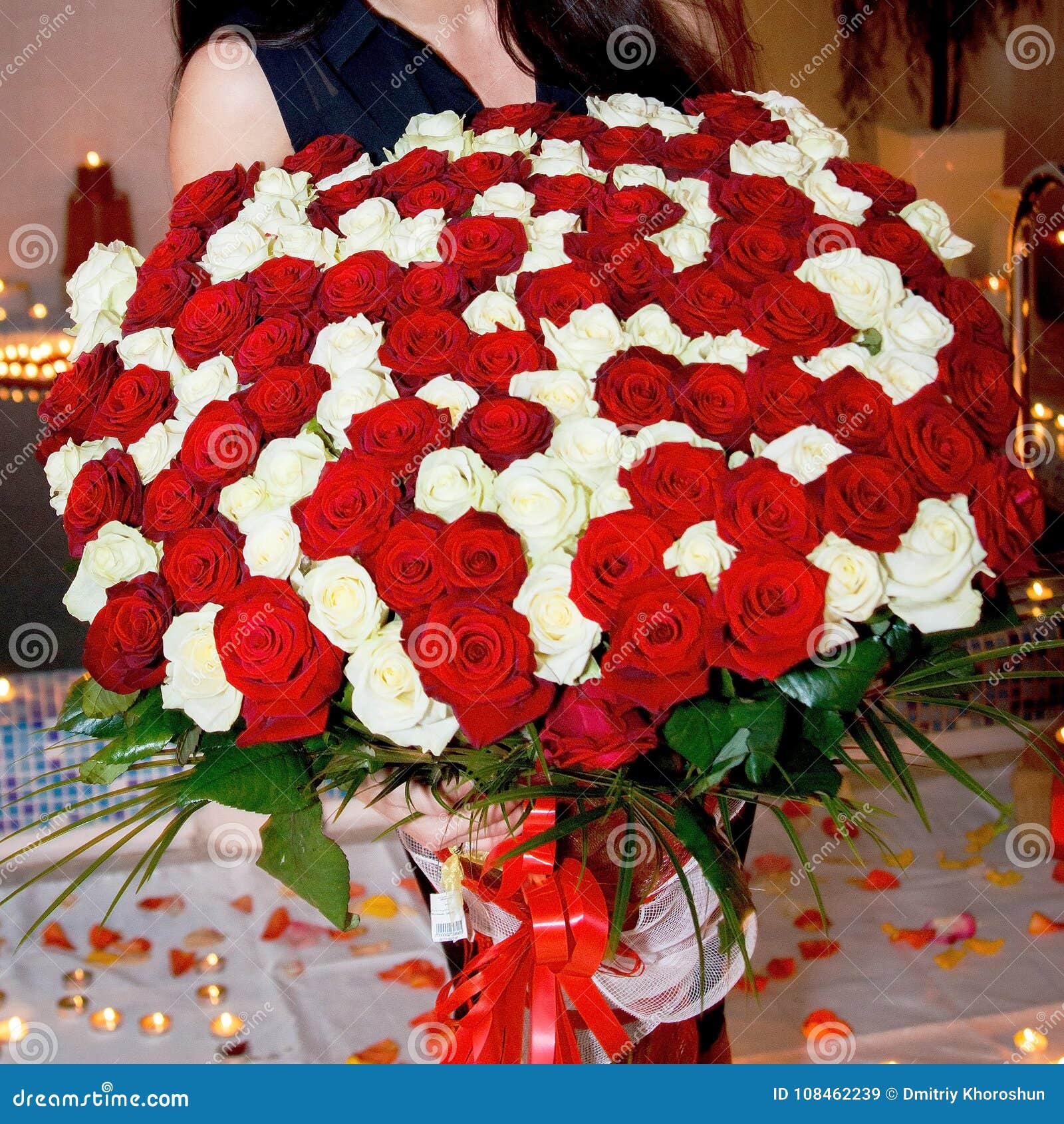 新鲜的红色和白玫瑰美妙和非常大花束为华伦泰 S天 3月8日 生日等库存图片 图片包括有过帐 礼品