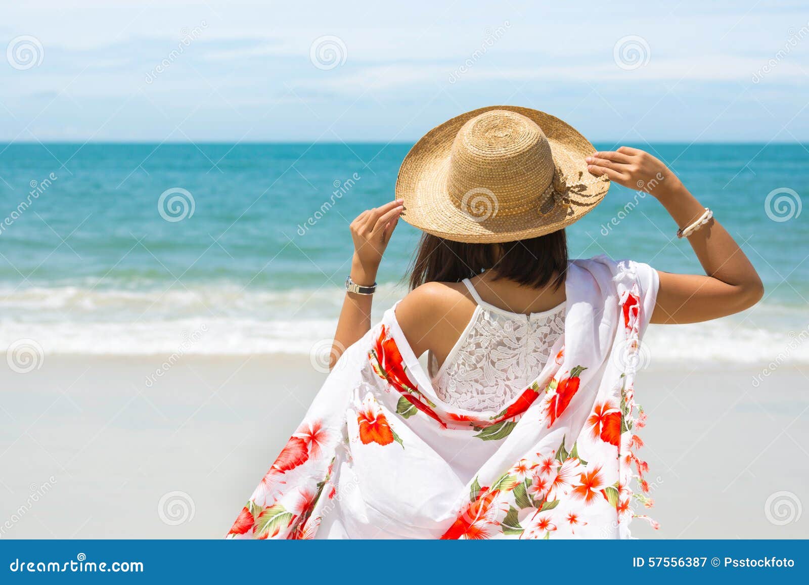 旅行有帽子和礼服的亚洲妇女在海库存图片 图片包括有女孩 聚会所 火箭筒 天空 设计 头发