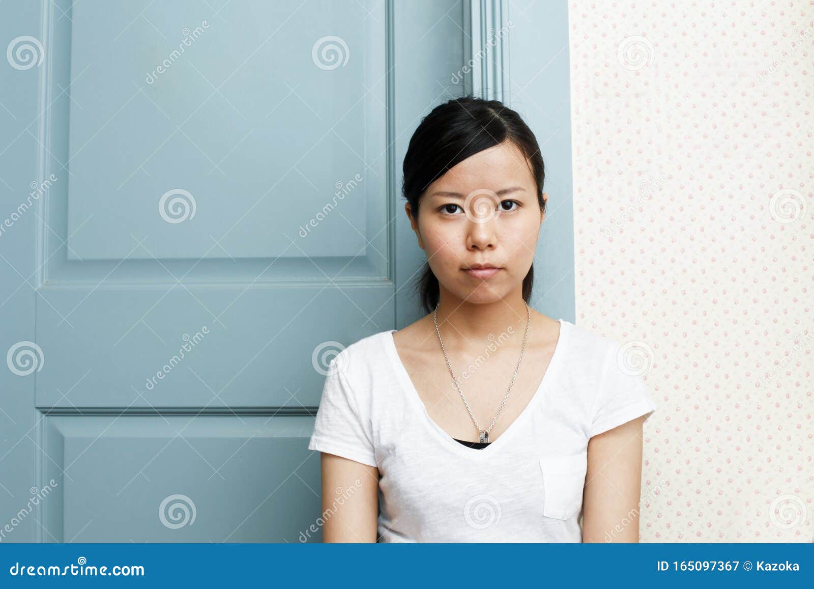 无表情的亚洲女青年库存图片 图片包括有现代 绿色 照亮 设计 幸福 倾斜 查找 想法 无表情的亚洲女青年库存图片 图片包括有现代 绿色 照亮 设计 幸福 倾斜 查找 想法