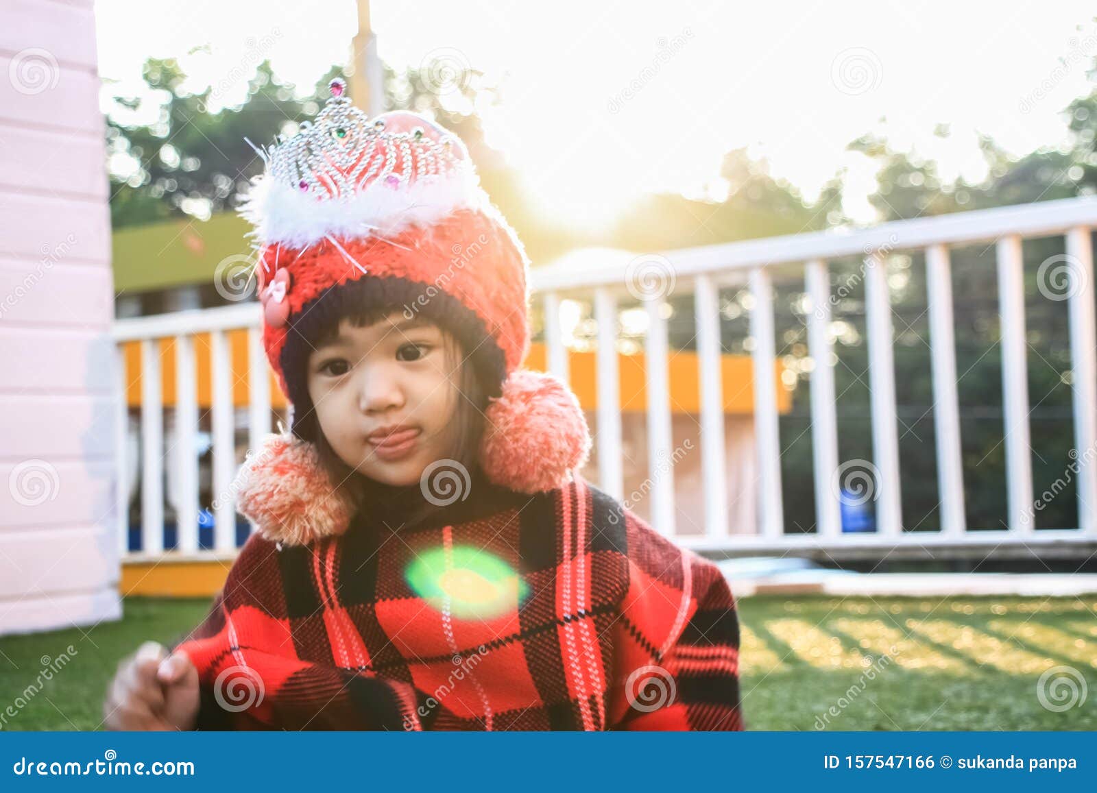 日升时光快乐的亚洲小女孩孩子们穿毛衣库存照片. 图片包括有夏天, 孩子  image