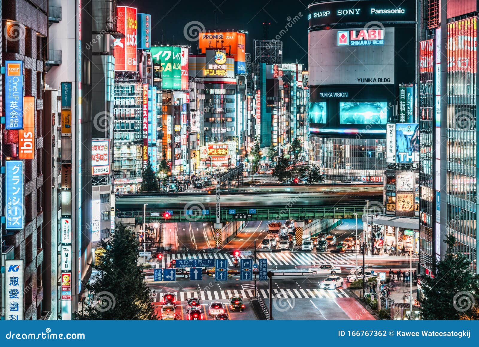 日本东京 19年11月1日 东京新宿歌舞伎町夜景区的车流和火车交通图库摄影片 图片包括有通勤 横穿 日本东京 19年11月1日 东京新宿歌舞伎町夜景区的车流和火车交通图库摄影片 图片包括有通勤 横穿