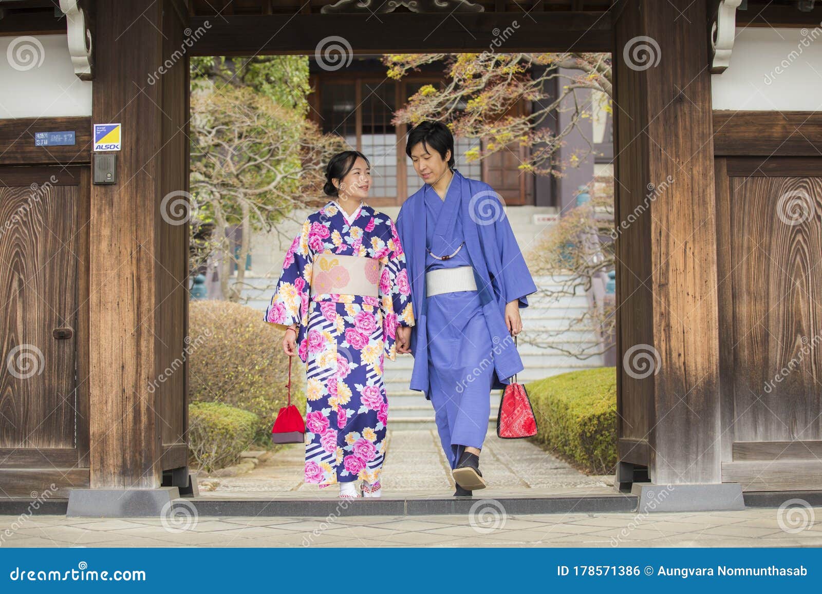 日本东京 19年3月29日 一对亚洲夫妇穿着传统日本服装 从旧木门框走出编辑类照片 图片包括有外面 和服 日本东京 19年3月29日 一对亚洲夫妇穿着传统日本服装 从旧木门框走出编辑类照片 图片包括有外面 和服