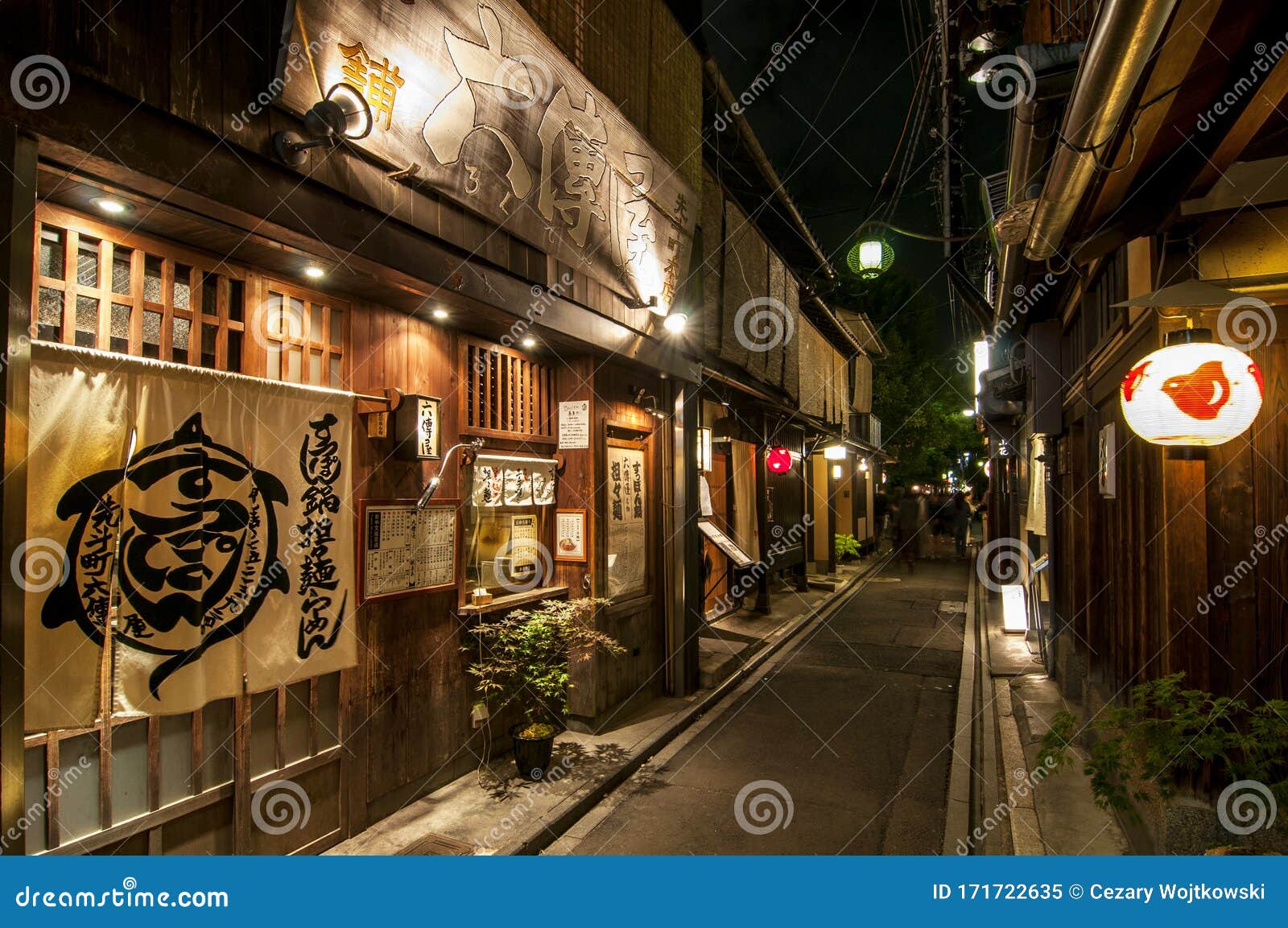 日本京都蓬托乔夜景编辑类图片 图片包括有视图 微明 房子 地区 日语 高等妓女 餐馆