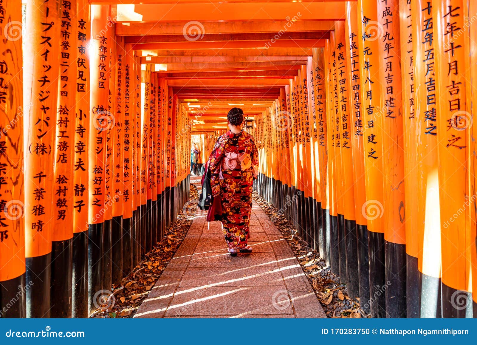 日本京都 年1月11日 与游客和日本学生一起在伏见稻里大社的红鸟井门稻里伏见库存照片 图片包括有稻里伏见 日本京都