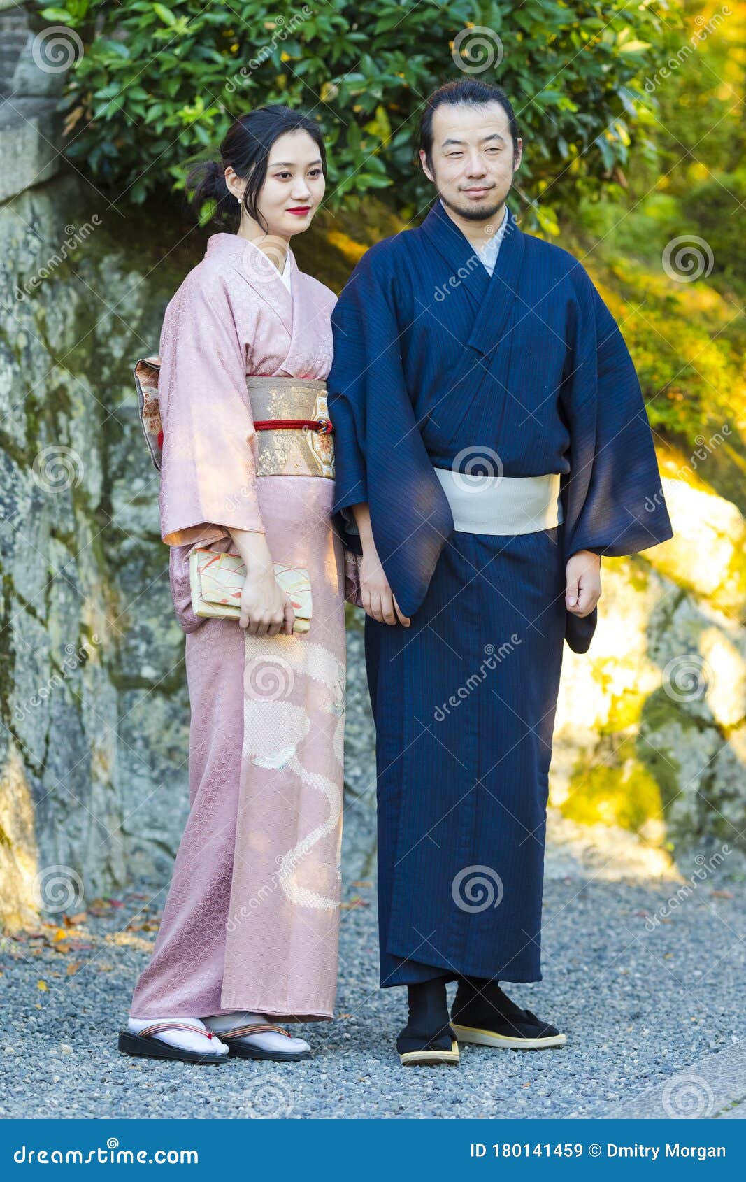 日本京都 19年11月8日 日本京都摆着传统日本和服的男女青年编辑类库存图片 图片包括有文化 日本