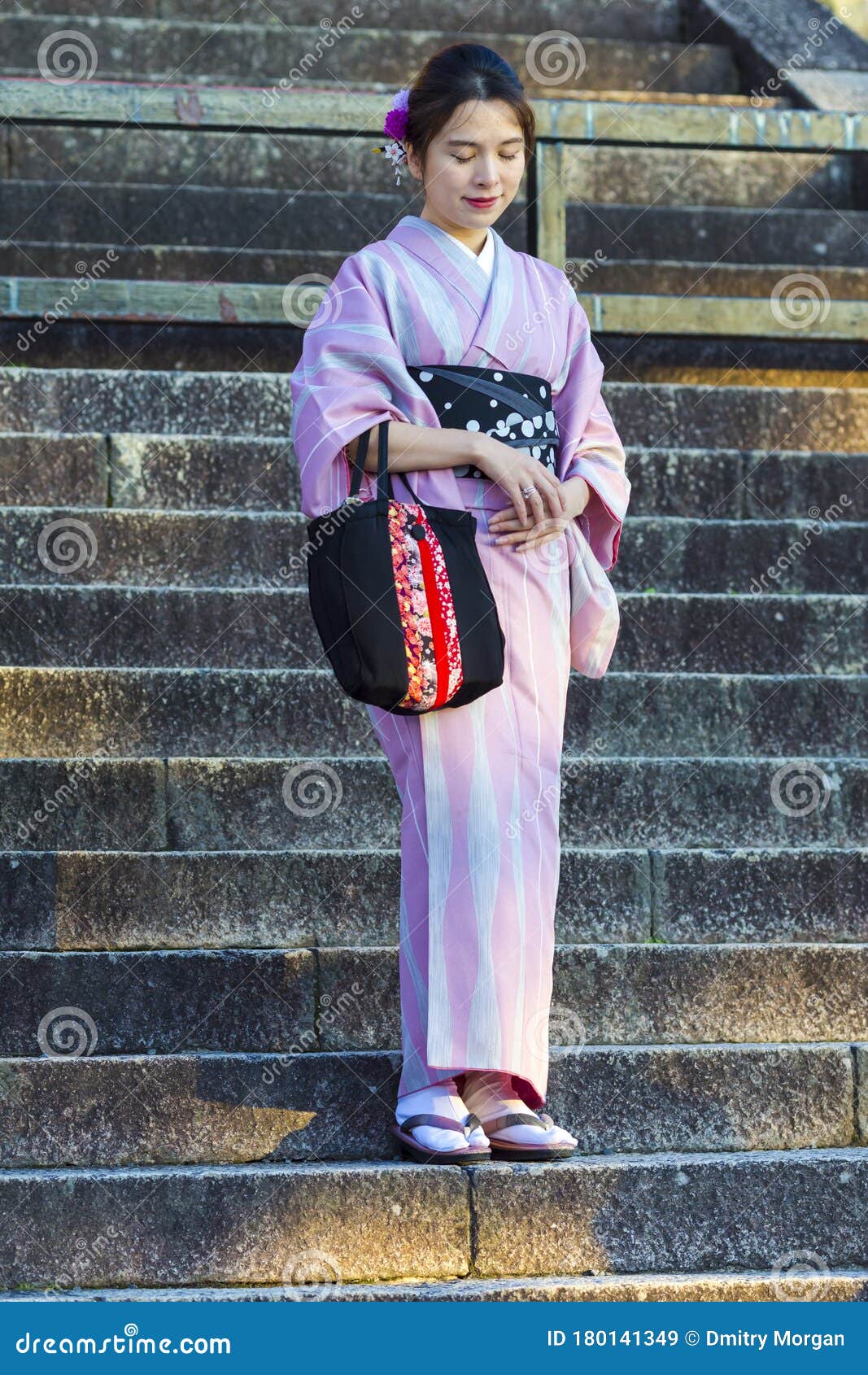日本京都 19年11月8日 日本女性在京都宫殿楼梯上与艺妓和服合影编辑类库存图片 图片包括有时兴 葡萄酒 日本京都 19年11月8日 日本女性在京都宫殿楼梯上与艺妓和服合影编辑类库存图片 图片包括有时兴 葡萄酒
