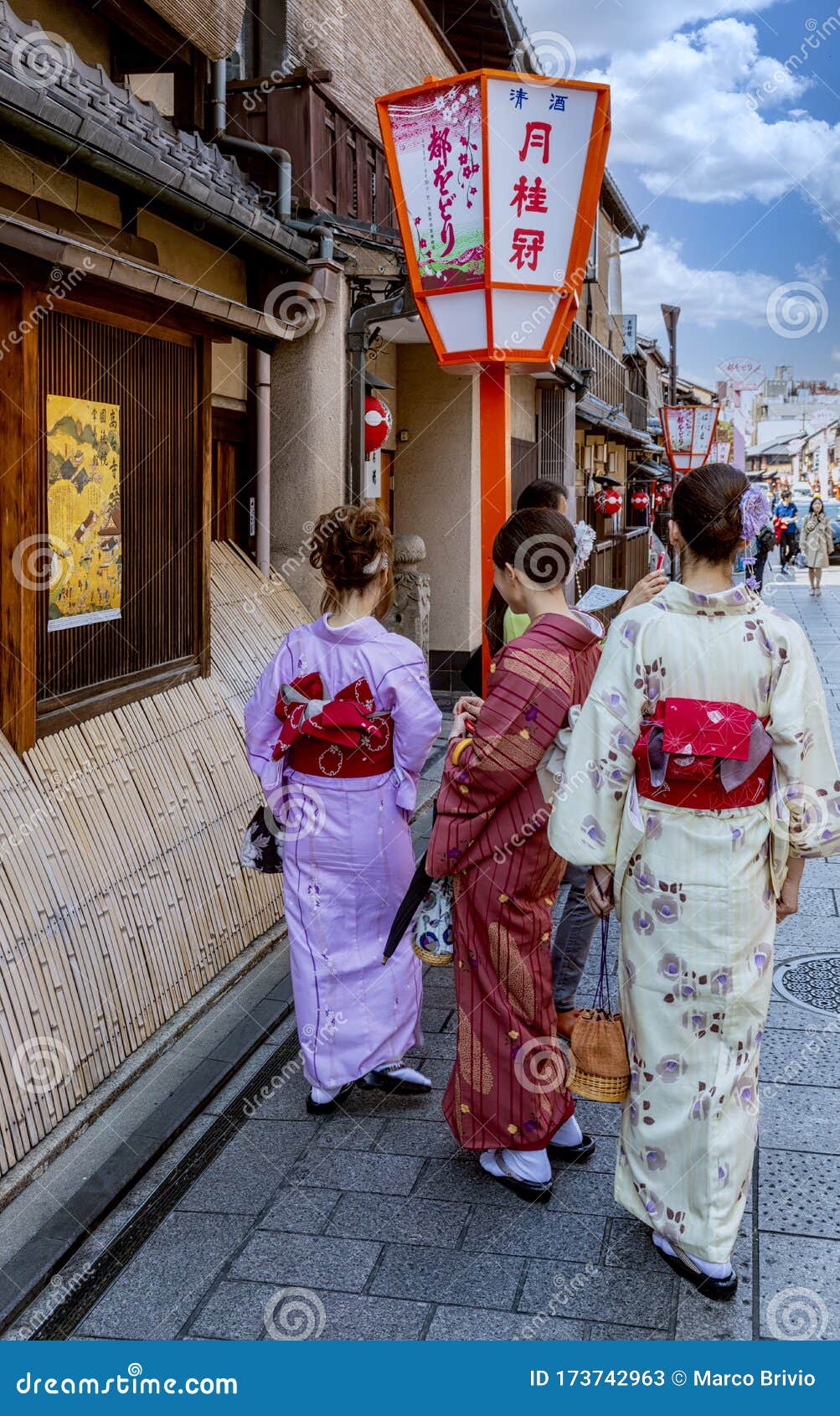 日本京都传统服饰中的女性编辑类库存照片 图片包括有长袍 人们 消费者 服装 纵向 和服 日本京都传统服饰中的女性编辑类库存照片 图片包括有长袍 人们 消费者 服装 纵向 和服