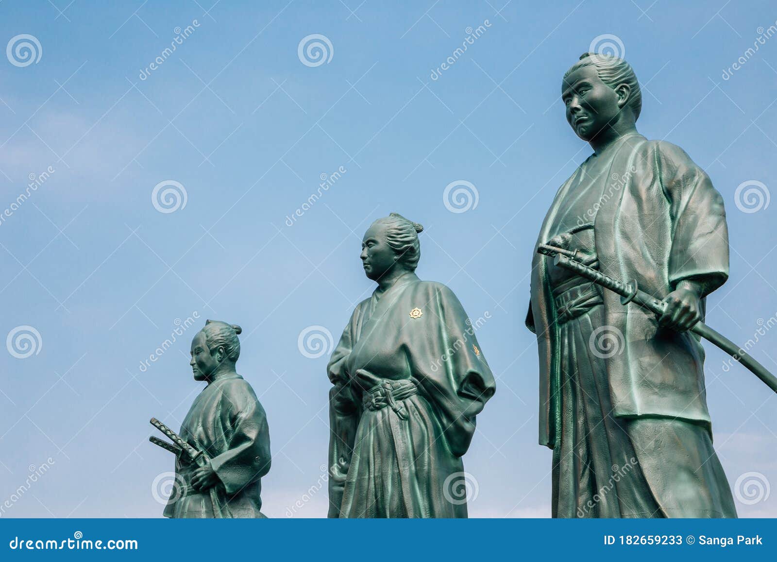 日本四国高知火车站坂本良马和中冈信太郎的雕像编辑类库存照片 图片包括有爱国者 地标 武士 天空