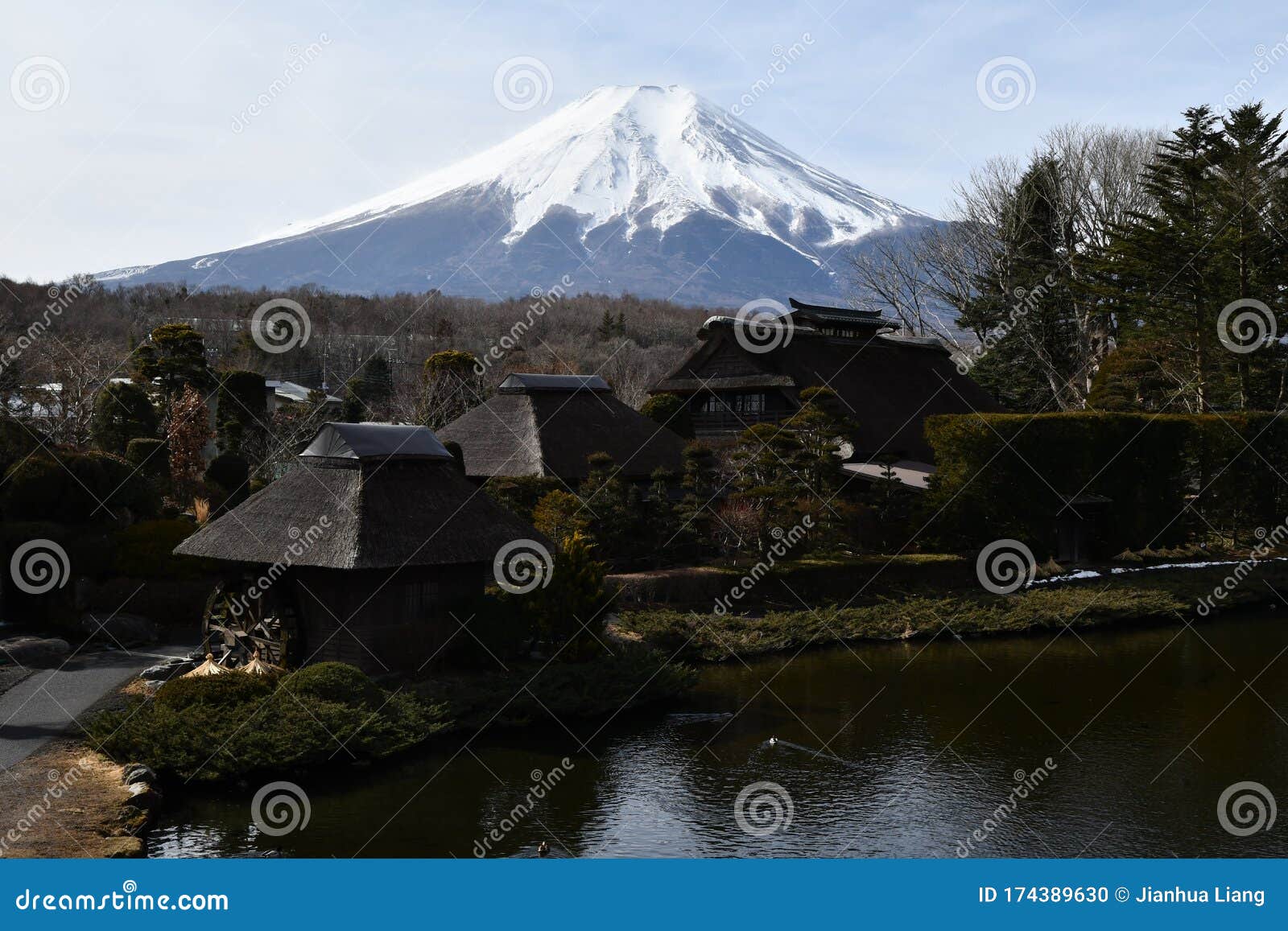 日本富士山背景下大信野箱井的日本历史茅舍库存照片 图片包括有茅草屋顶 反映 冬天 国家 地区 日本富士山背景下大信野箱井的日本历史茅舍库存照片 图片包括有茅草屋顶 反映 冬天 国家 地区