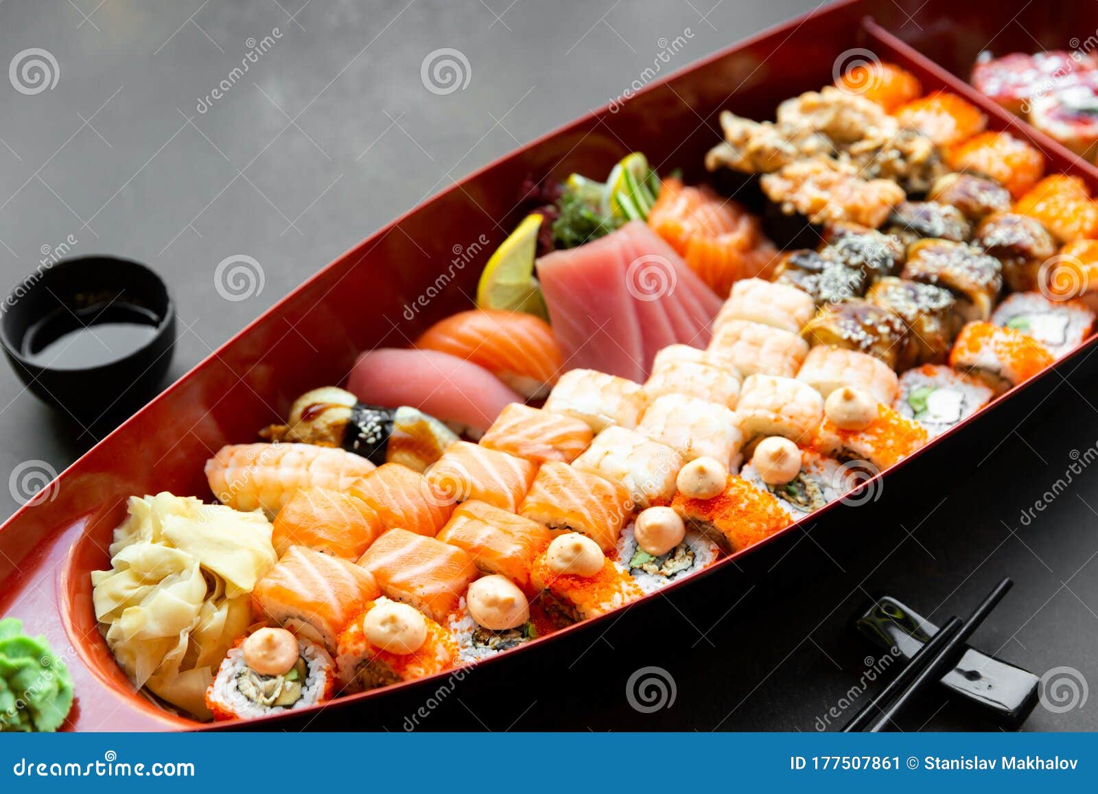 日本寿司食品各种寿司在一艘特写船上餐馆盘子上的大卷库存图片 图片包括有日语 费城