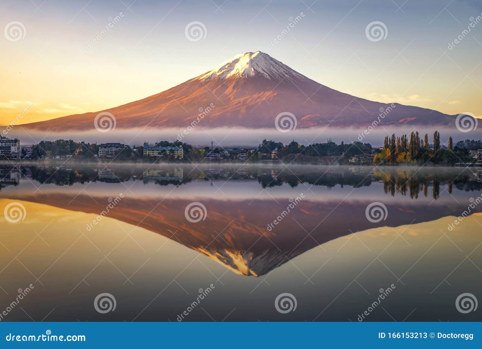 日本川口子湖日出富士山的晨雾库存图片 图片包括有场面 红色 自治权 春天 著名 反映 日本川口子湖日出富士山的晨雾库存图片 图片包括有场面 红色 自治权 春天 著名 反映