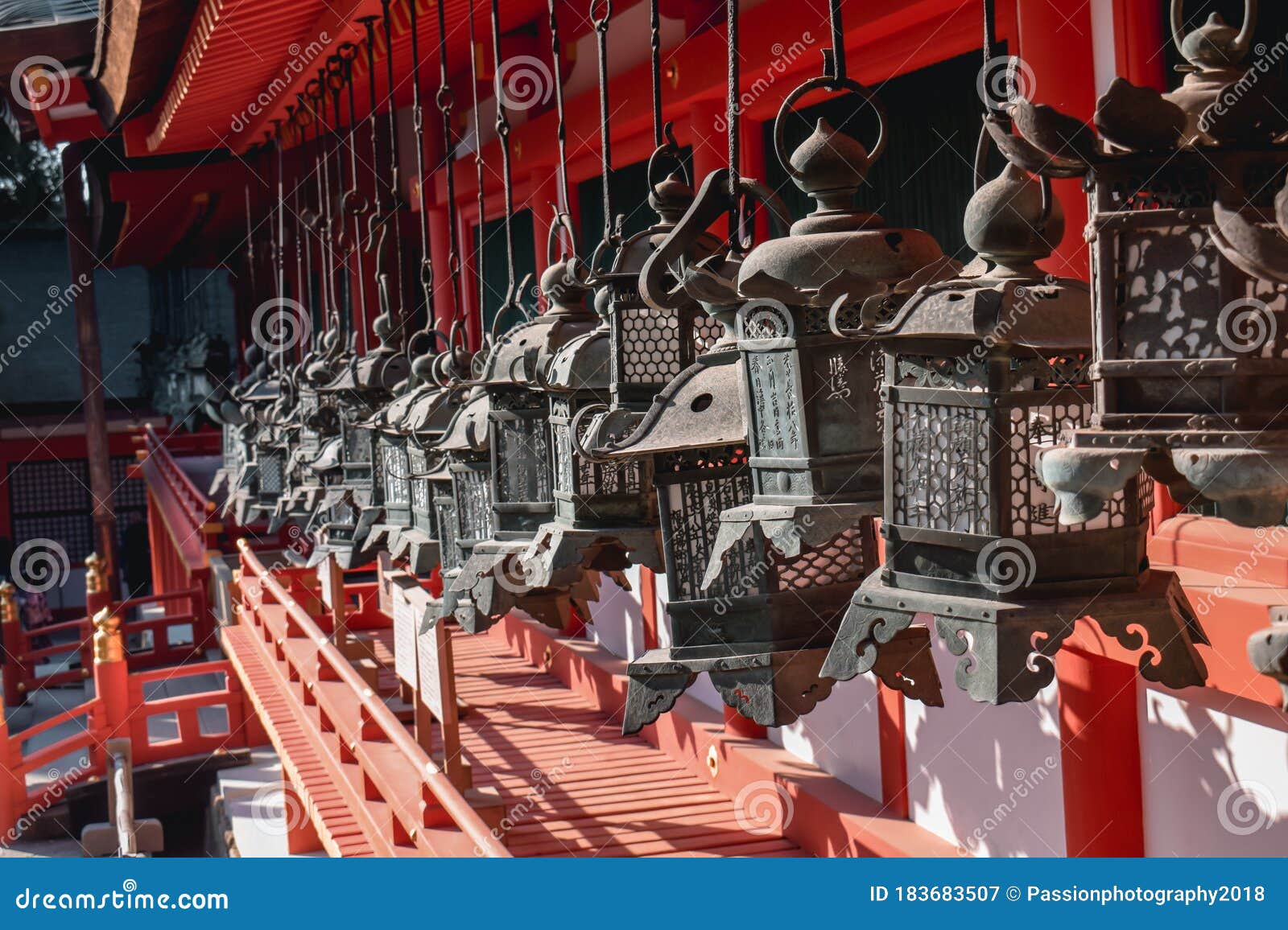 日本最美神社的传统灯具 日本奈良的春日大社库存图片 图片包括有五颜六色 红色 石头 停止