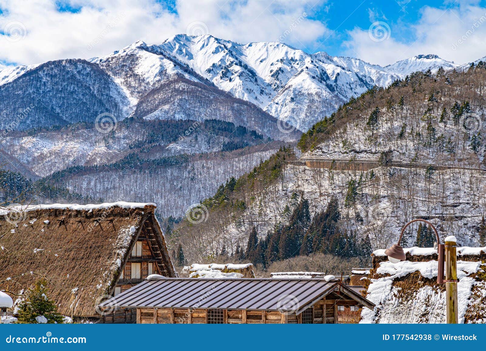 日本村屋 松树 雪山美景库存照片 图片包括有日本村屋 松树 雪山美景