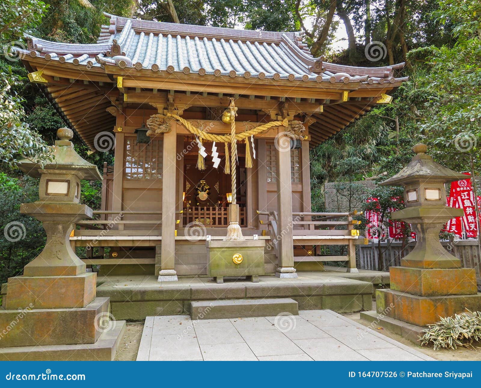 日本神社旧建筑库存照片 图片包括有拱道 和平 春天 结构树 寺庙 日语 绿色 季节