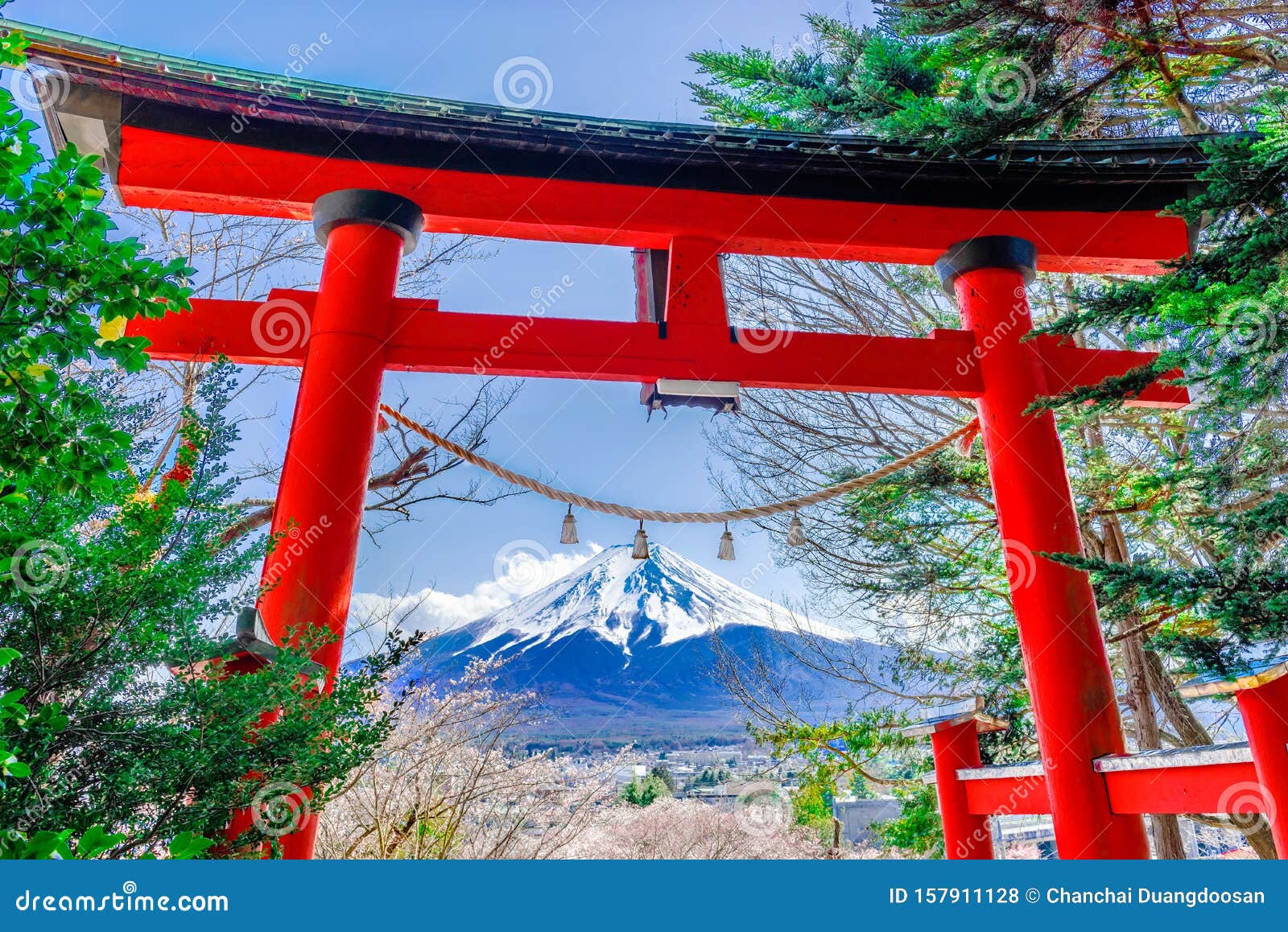 日本背景下富士山荒仓神社红木门库存照片 图片包括有旅行 绿色 地标 春天 天空 文化 日本背景下富士山荒仓神社红木门库存照片 图片包括有旅行 绿色 地标 春天 天空 文化