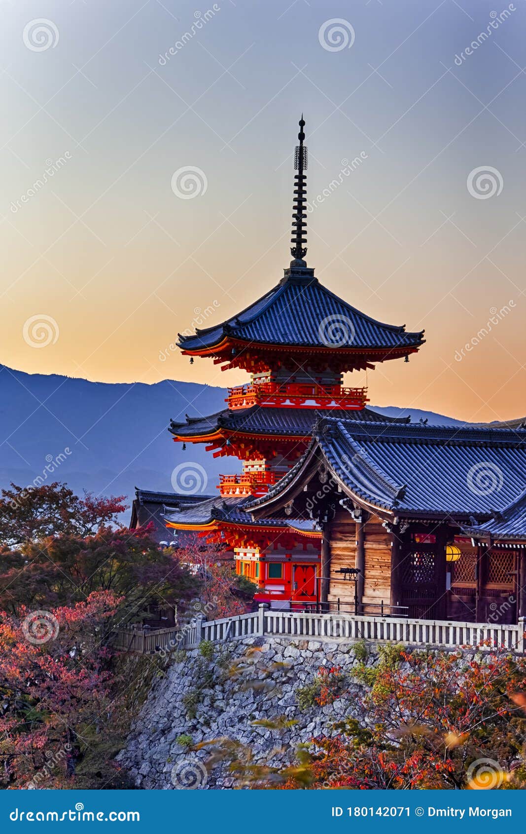 日本遗产日本京都清水寺红枫传统宝塔夕阳库存图片 图片包括有槭树 地标 日语 拱道 布琼布拉 日本遗产日本京都清水寺红枫传统宝塔夕阳库存图片 图片包括有槭树 地标 日语 拱道 布琼布拉