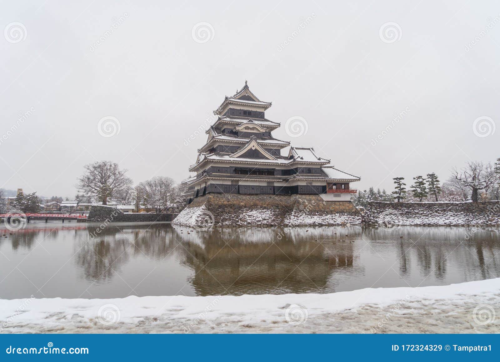日本长野市冬季松本城树枝雪旅游建筑景观背景库存图片 图片包括有旅游建筑景观背景 日本长野市冬季松本城树枝雪