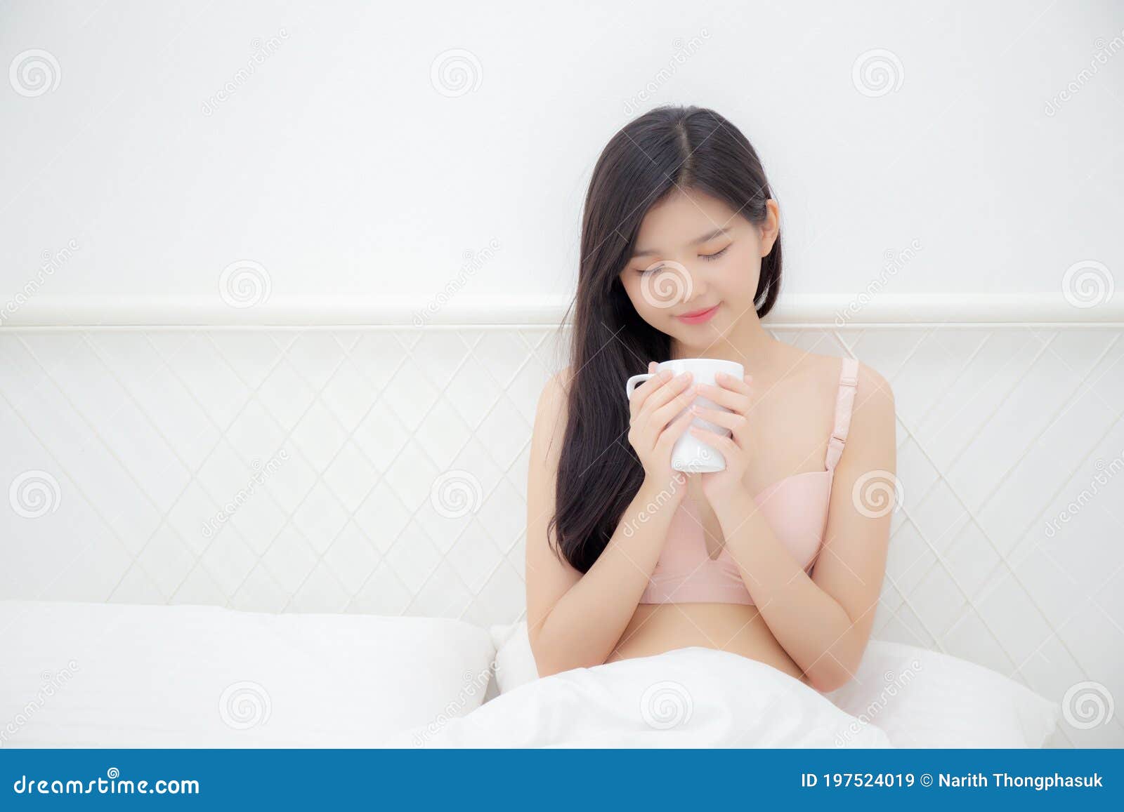 早上睡在卧室的床上喝咖啡的年轻性感美女库存图片 图片包括有偶然 成人 高雅 早晨 愉快