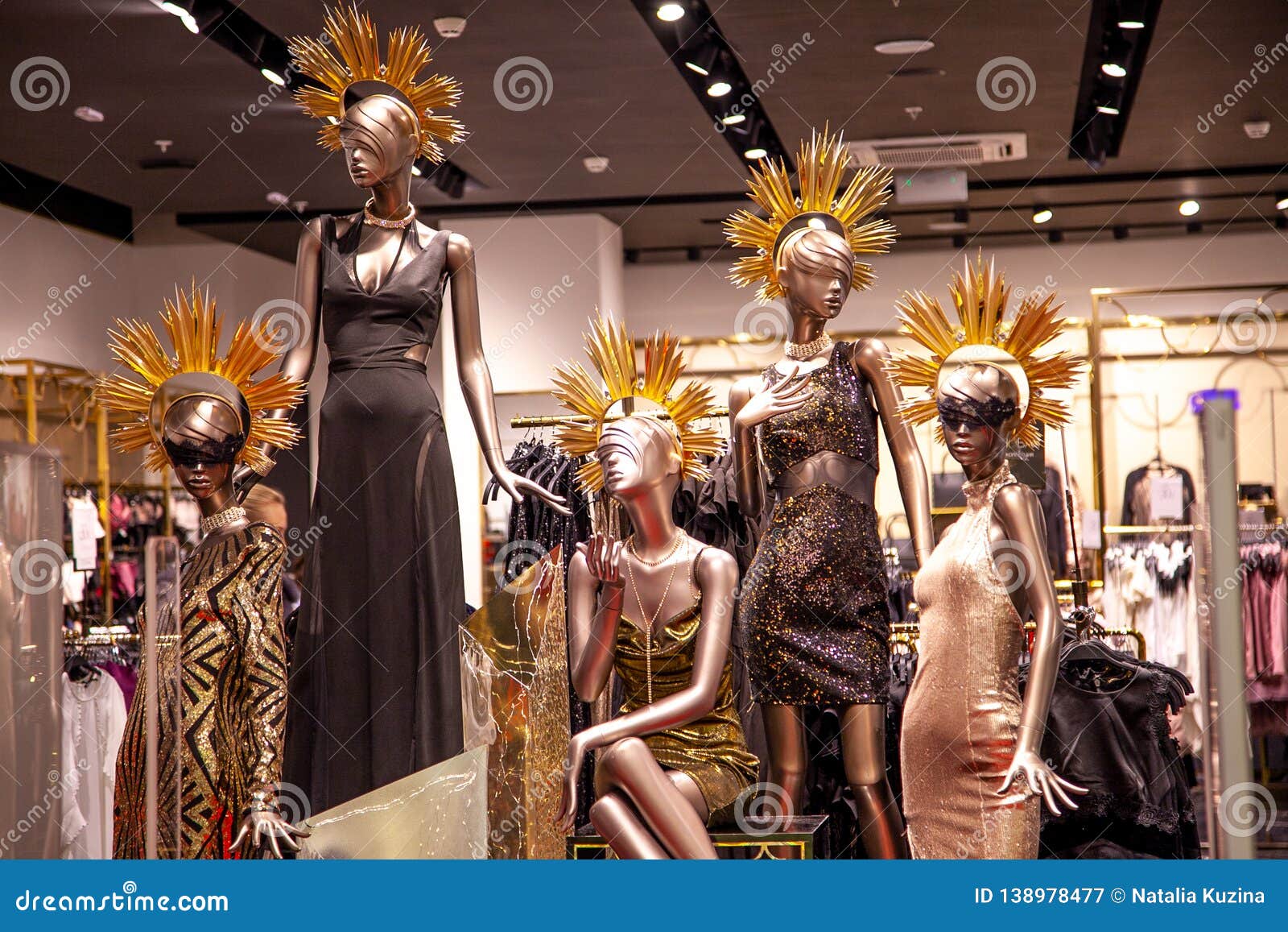 时尚模特站在商店橱窗里展示女人和x27 商场中的休闲服装店 销售 购物 库存图片 图片包括有 时尚模特站在商店橱窗里展示女人和x27 商场中的休闲服装店 销售 购物 库存图片 图片包括有
