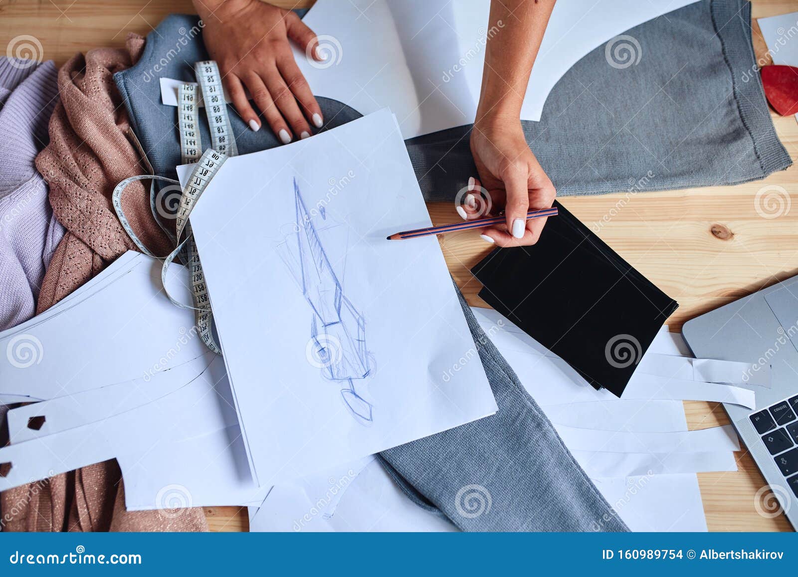 时装设计师素描 绘画服装的顶视图库存照片 图片包括有颜色 纸张 创建 方式 男人 裁缝
