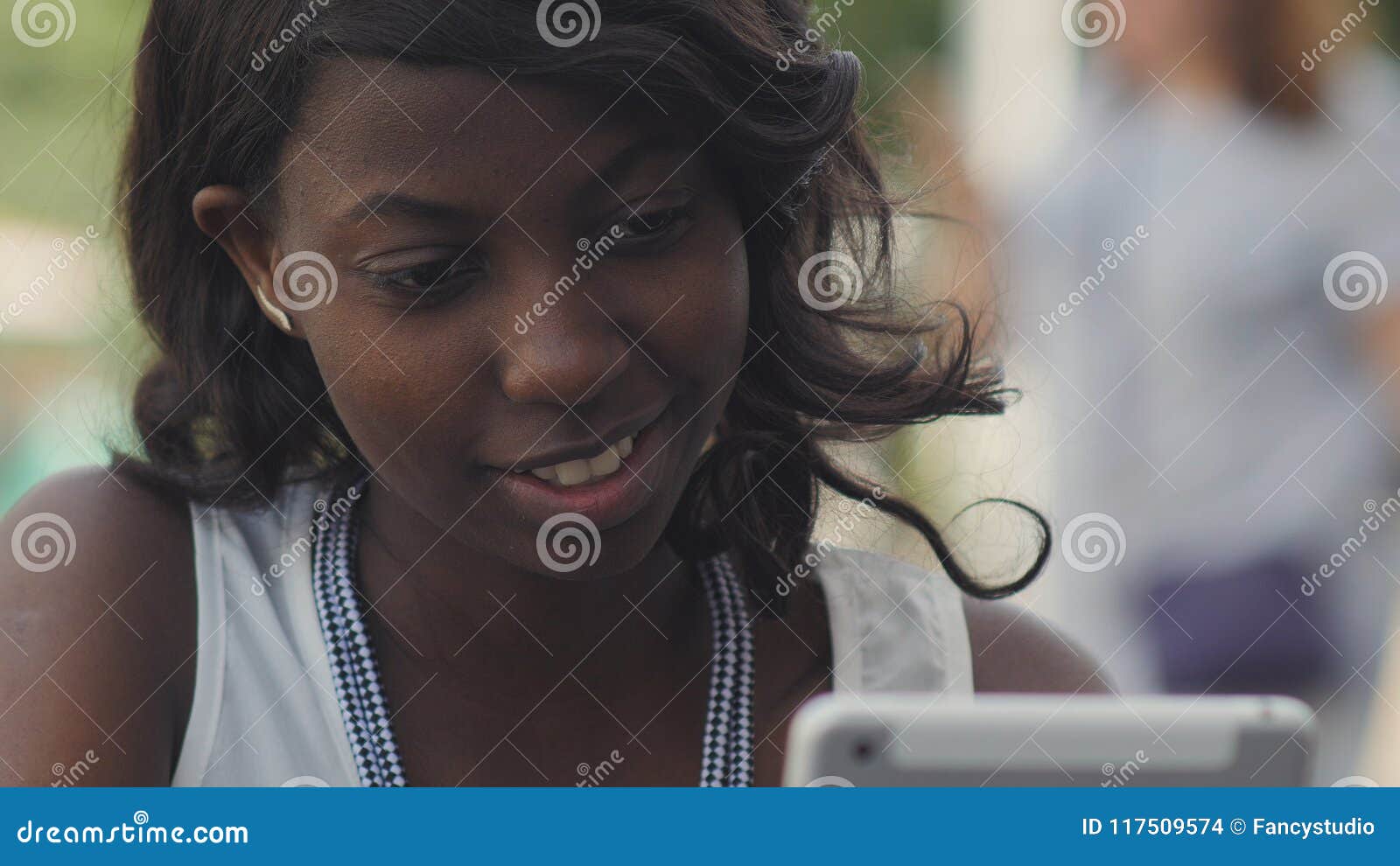 时髦的黑人女性妇女与现代片剂一起使用室外在夏天城市库存照片 图片包括有时髦的黑人女性妇女与现代片剂一起使用室外在夏天城市