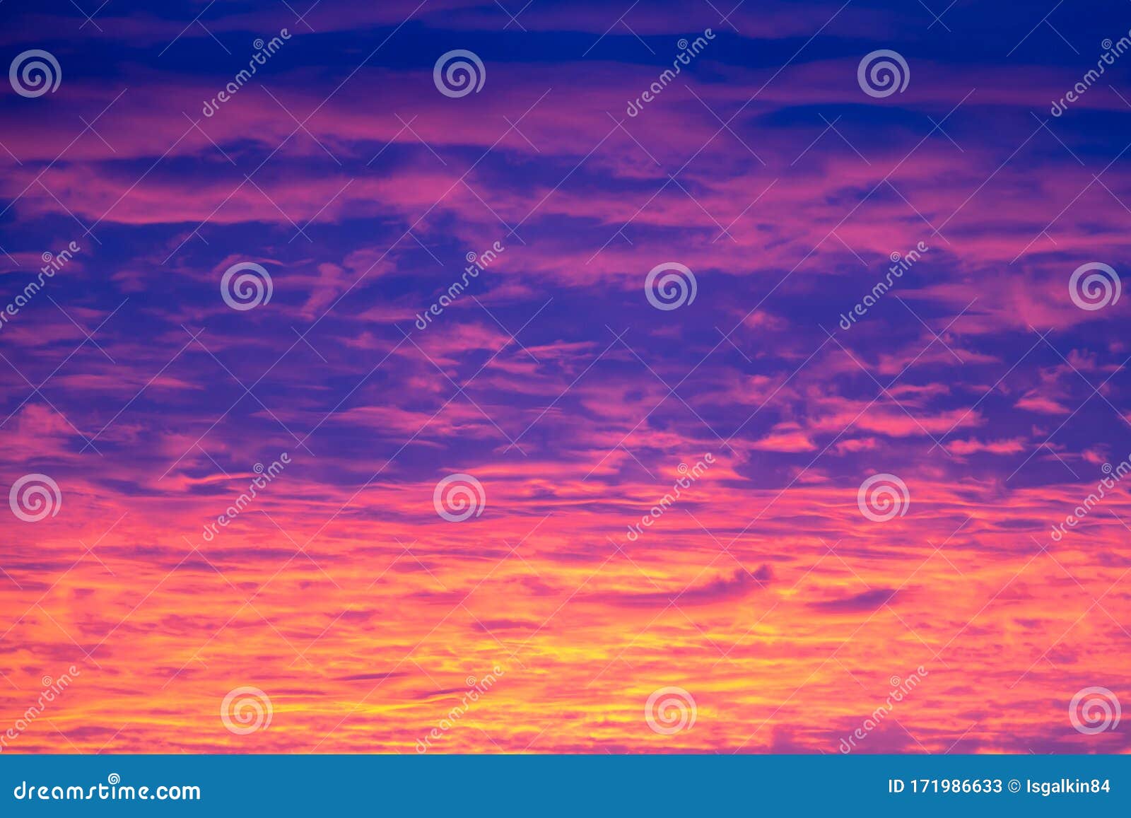 明亮清澈的紫 粉 红 蓝色浪漫的晨空 冬日的日出 自然的美色背景库存图片 图片包括有粉红色 天气