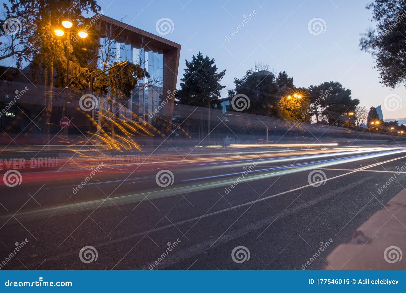 明亮的巴库之夜巴库线路位于neftchilar大道编辑类图片 图片包括有明亮的巴库之夜 位于neftchilar大道 明亮的巴库之夜巴库线路位于neftchilar大道编辑类图片 图片包括有明亮的巴库之夜 位于neftchilar大道